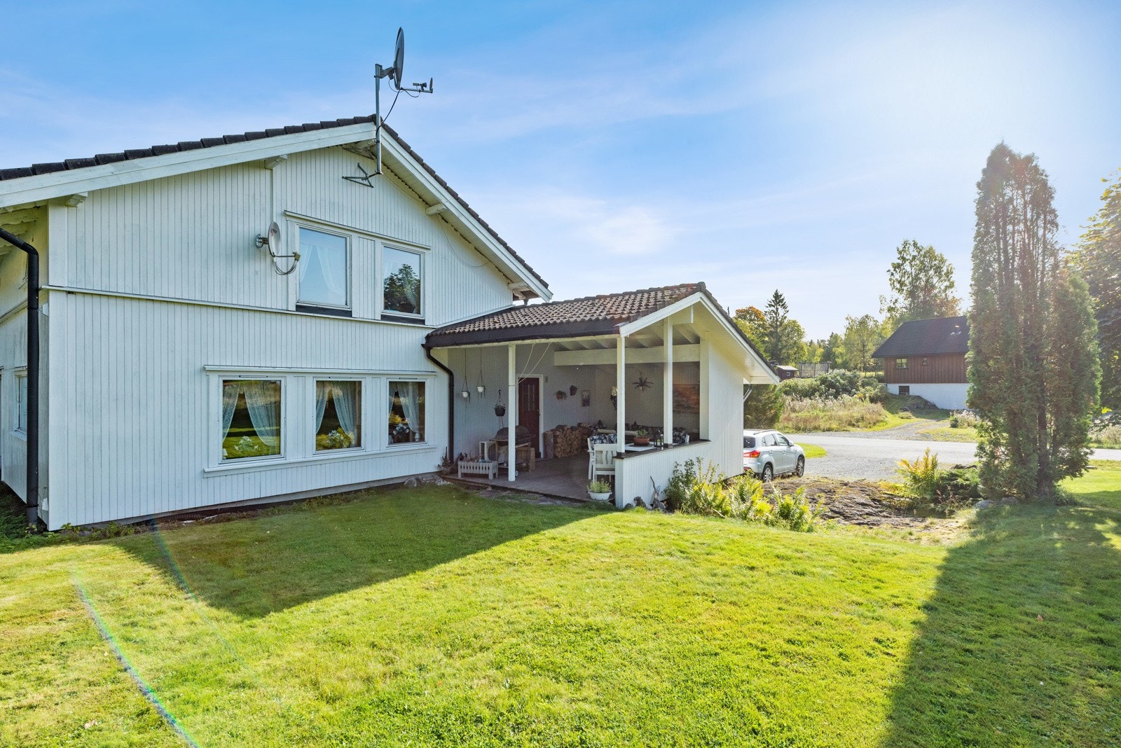 Terrassen og utgang til hagen fra hoveddelen Galleribilde