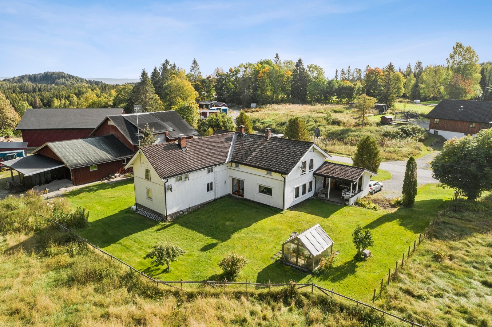 Det opprinnelige våningshuset på gården, Solliveien 120 og nå kårbolig, har en hoveddel opprinnelig fra 1700-tallet. Gjennom årenes løp har det blitt gjort en rekke endringer Galleribilde