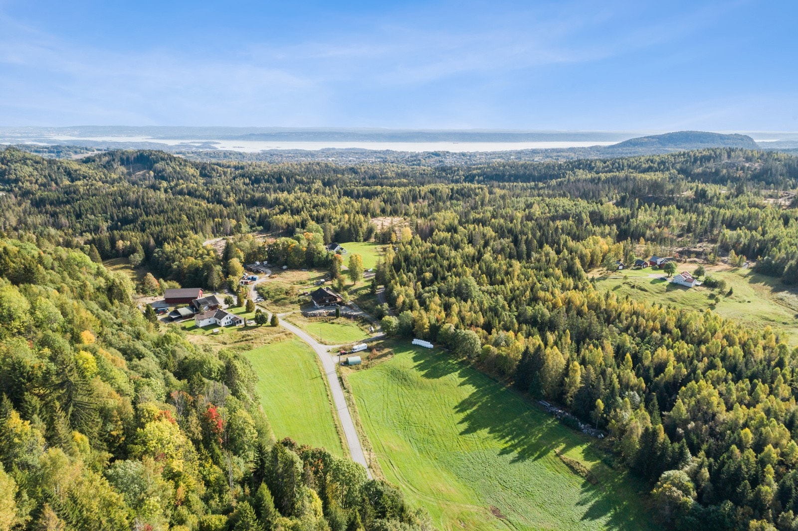 Bergsmarka Gård ligger fint til på begge sider av Solliveien Galleribilde