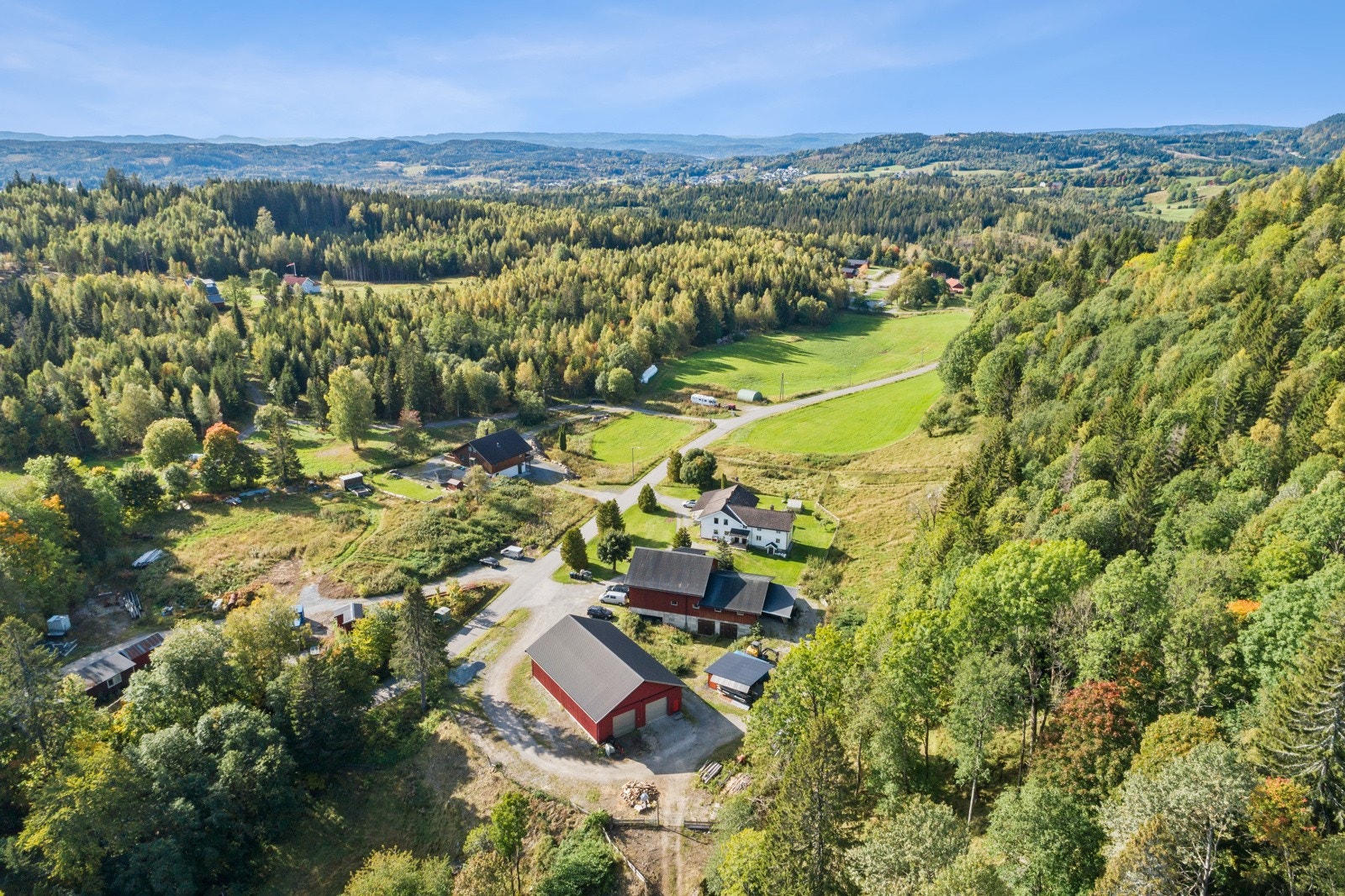 Tunet består av flere bygninger, bl.a. en enebolig ferdigstilt i 2012, og det opprinnelige våningshuset som nå består av 4 boenheter Galleribilde