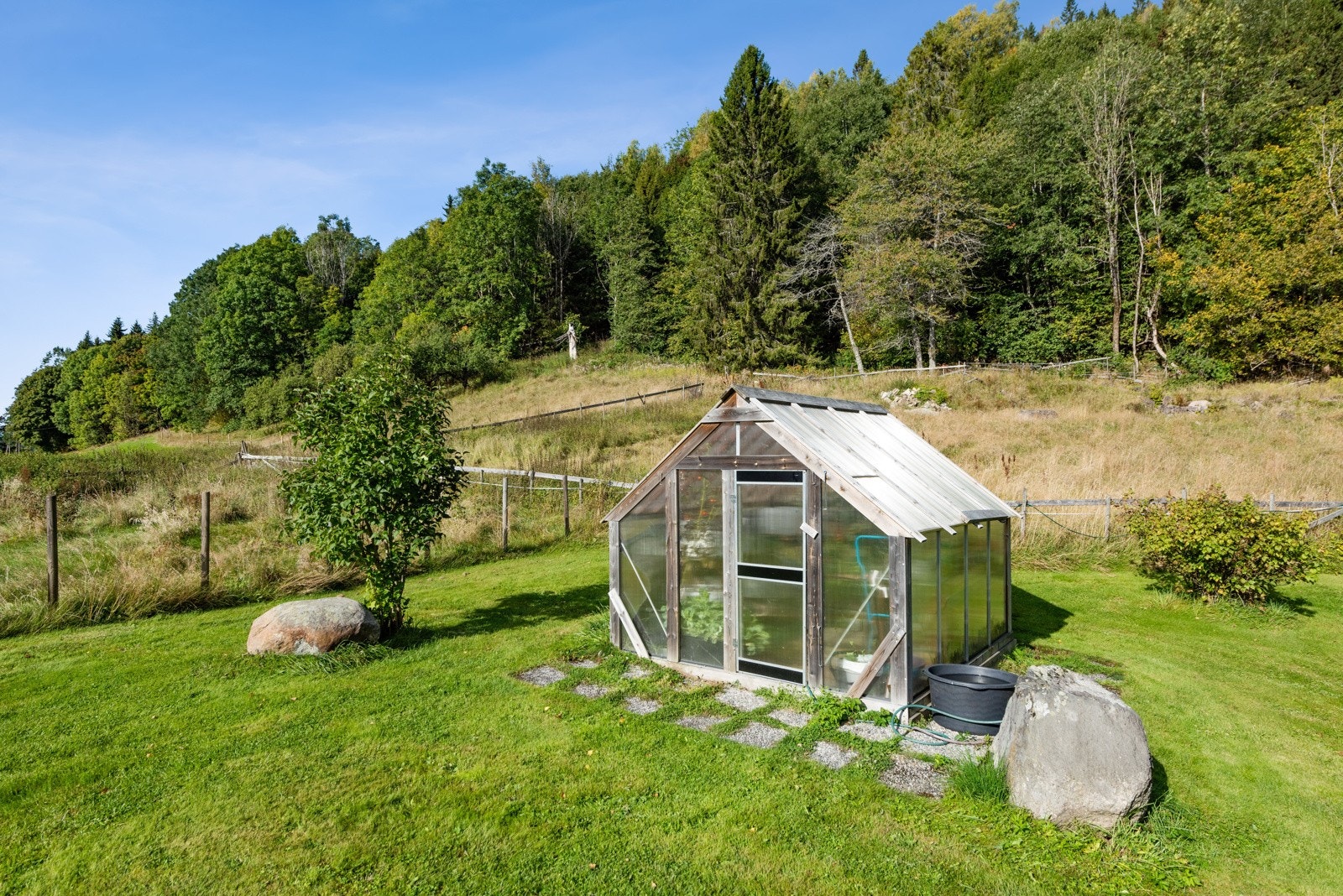 Hyggelig uteplass med drivhus utenfor Solliveien 119 Galleribilde