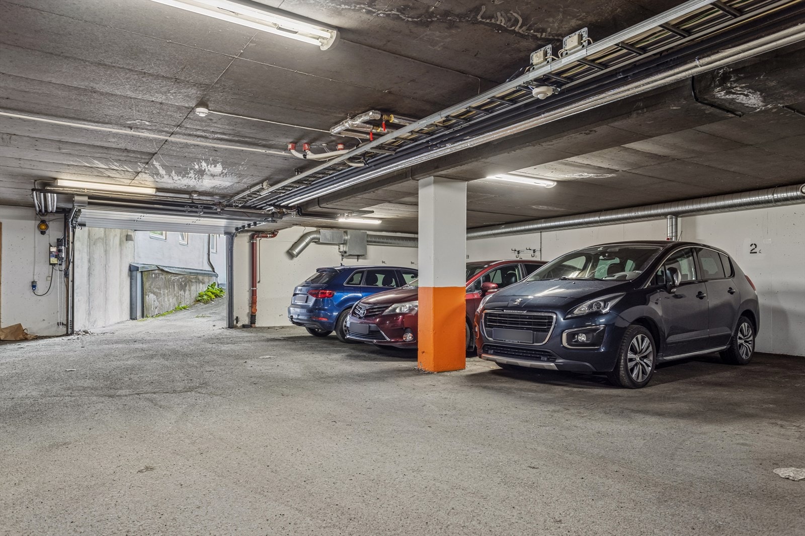 Egen oppstillingsplass for bil i oppvarmet parkeringsanlegg. Galleribilde