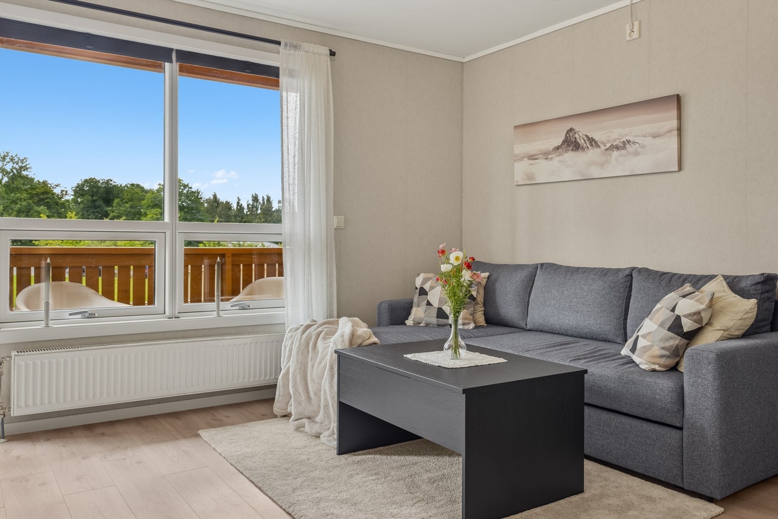 Store vindusflater gir godt lysinnslipp og sørger for god naturlig belysning. Galleribilde