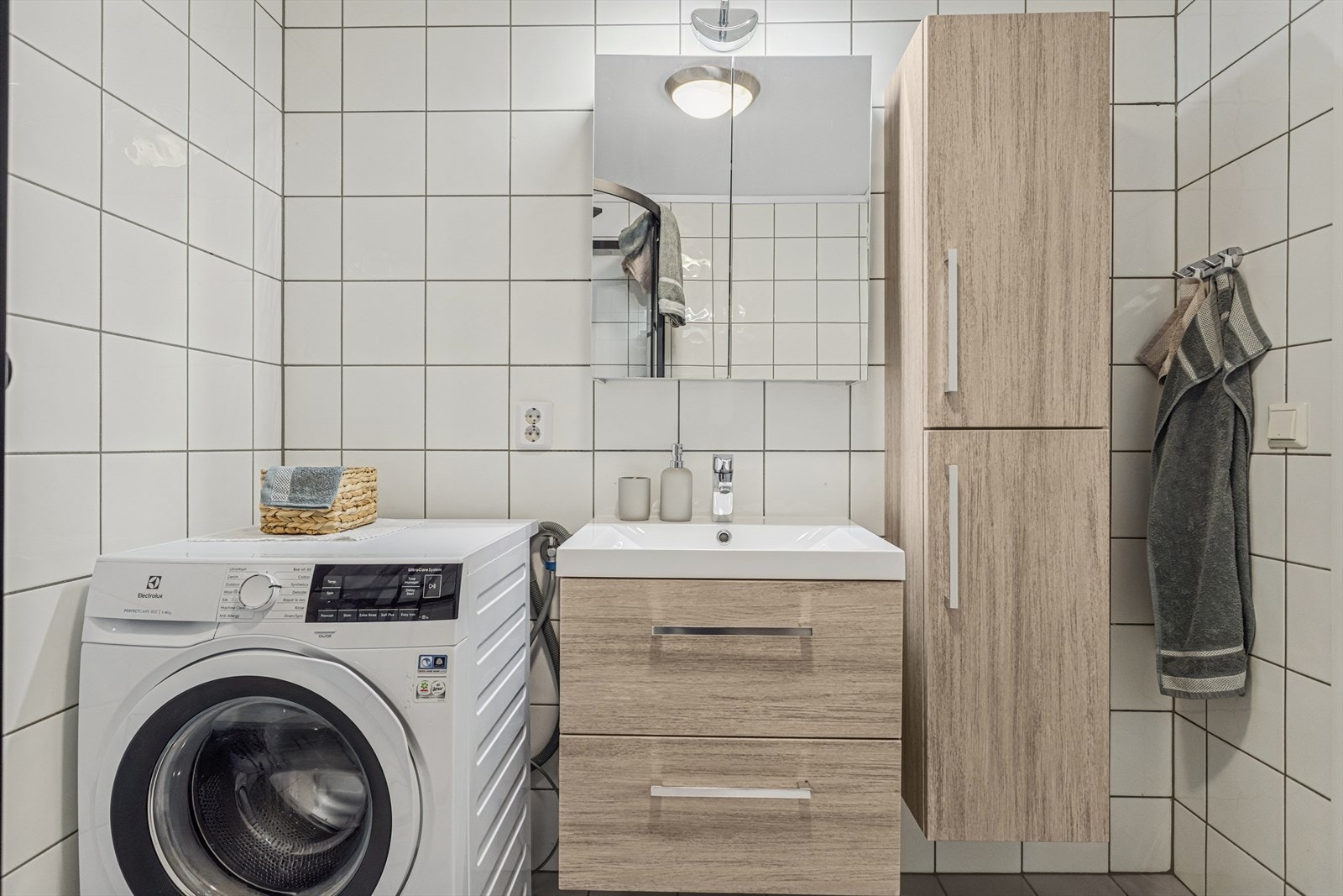 Pent flislagt baderom med baderomsinnredning og dusjkabinett fra 2019. Galleribilde
