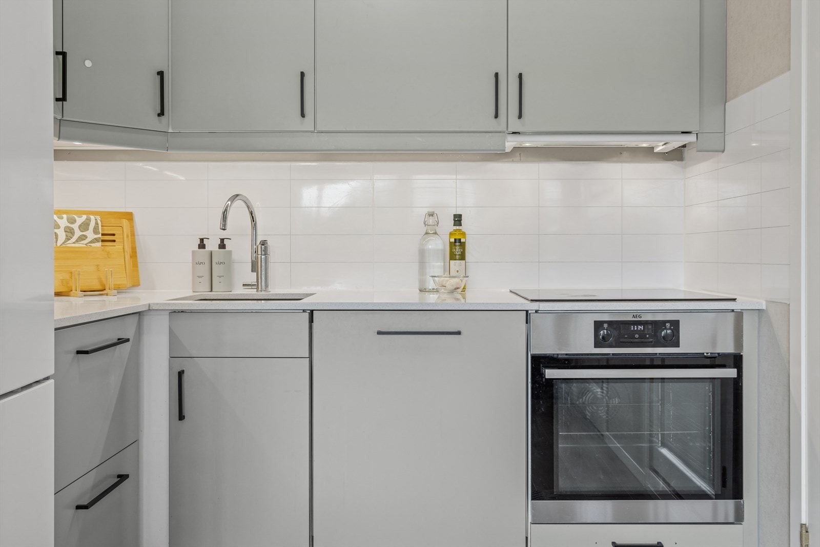 Kjøkkenet er nytt fra 2019 og har en tidløs innredning i moderne farger med folierte skrog med slette fronter og laminert benkeplate. Kjøkkenet holder en pen standard og er blitt vurdert til TG1 av takstmann. Galleribilde