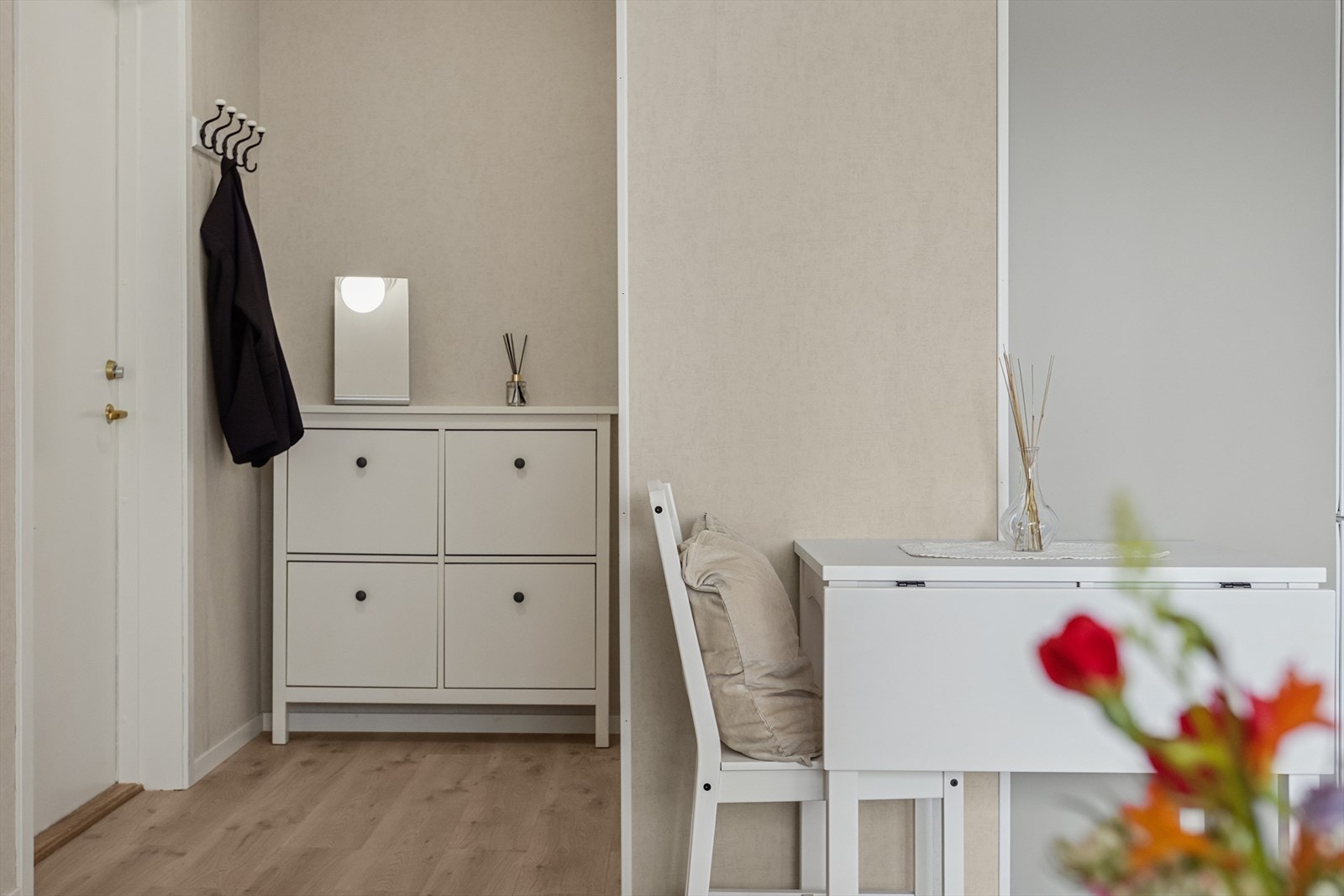 Lyst og trivelig inngangsparti med romslig skyvedørsgarderobe. Galleribilde