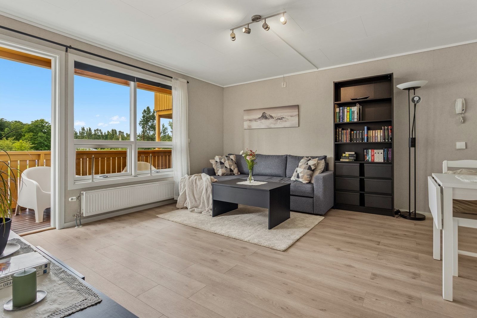 En flott 2-roms leilighet på liggende i 2.etasje med lite innsyn. Leiligheten er arealeffektiv med sine utstrakte 39 kvm med meget sentral beliggenhet ved Moholt i Trondheim. Galleribilde