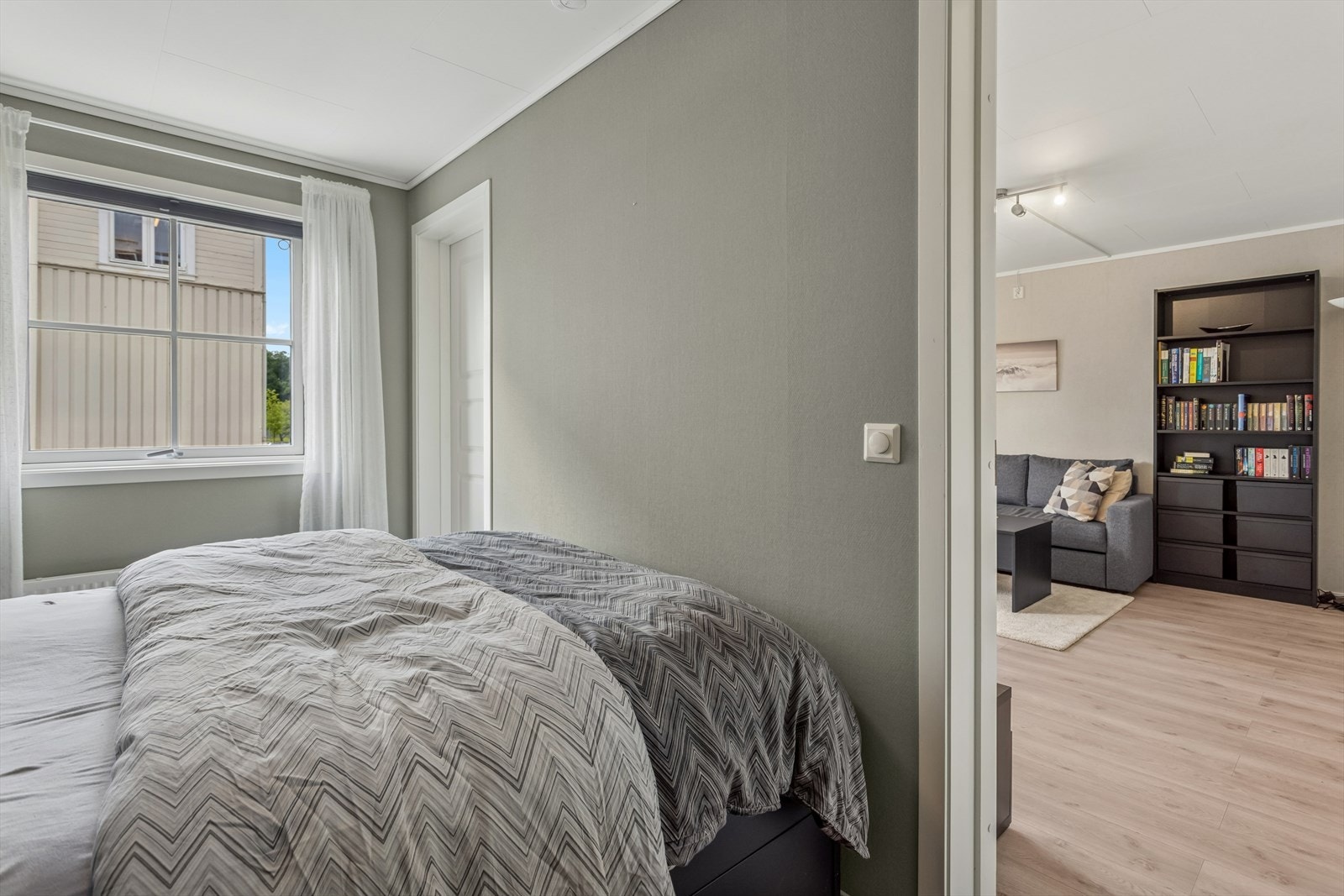 Soverom har to inngangsdører fra stue, som gjør at man både kan spare inn på plass, samtidig som det åpner for spennende måter å innrede på. Galleribilde