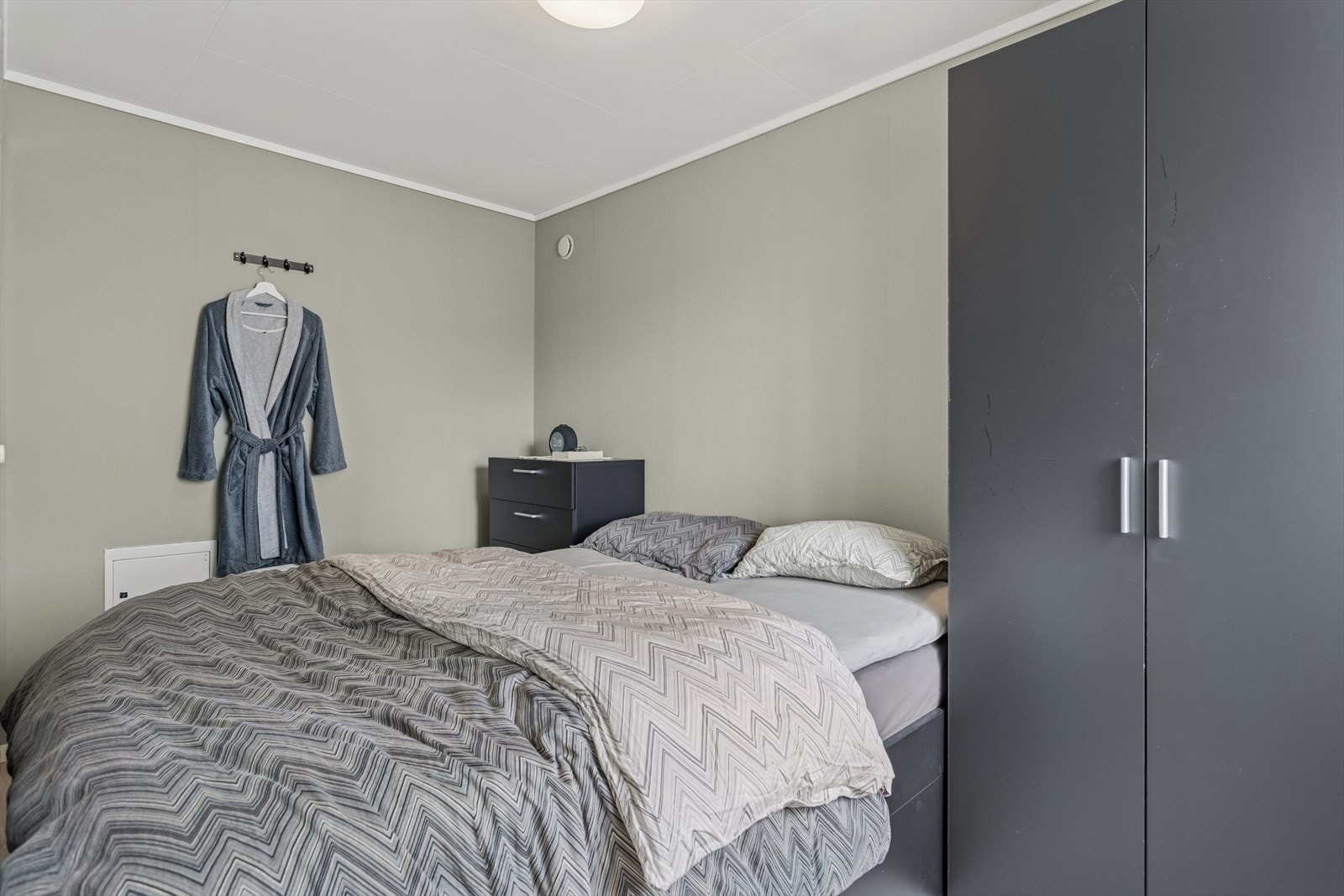 Soverommet måler ca. 8,1 kvadratmeter og har god plass til romslig seng og garderobeløsninger. Vendt ut mot sameiets rolig fellesområde. Galleribilde