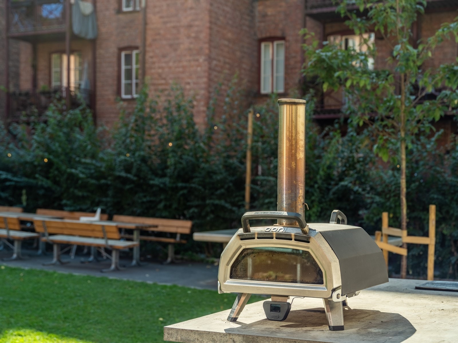Lange sommerkvelder med pizza rett fra ovnen og gjester i hagestuen. Galleribilde