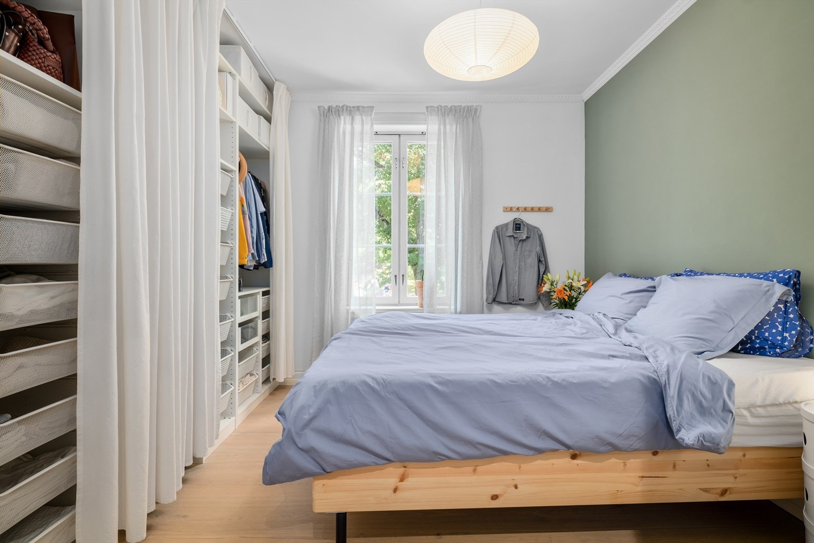 Senk hvilepulsen på dette store og luftige soverommet. Galleribilde