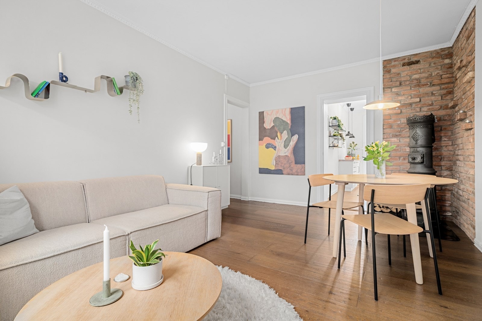 Den åpne og gjennomgående planløsningen tillater lyset å flomme fritt fra rom til rom. Galleribilde
