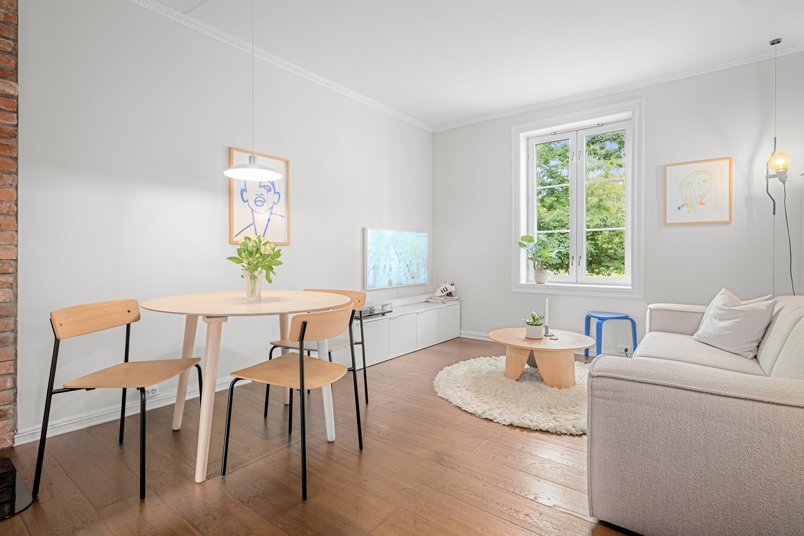 Det herlige stuerommet vil umiddelbart begeistre deg! Her er det god plass til en sofagruppe og spisestue. Galleribilde