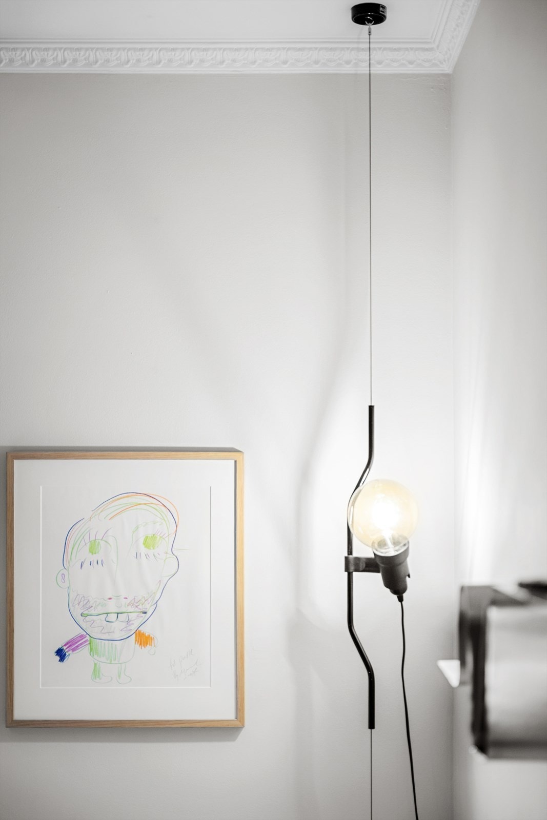 En diskre stukkatur skaper en flott ramme omkring rommet. Galleribilde