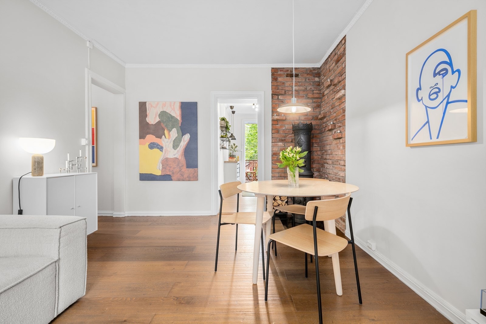 i tillegg til en sofagruppe kan du innrede med en spisestue og ulike oppbevaringsmøbler langs veggene. Galleribilde