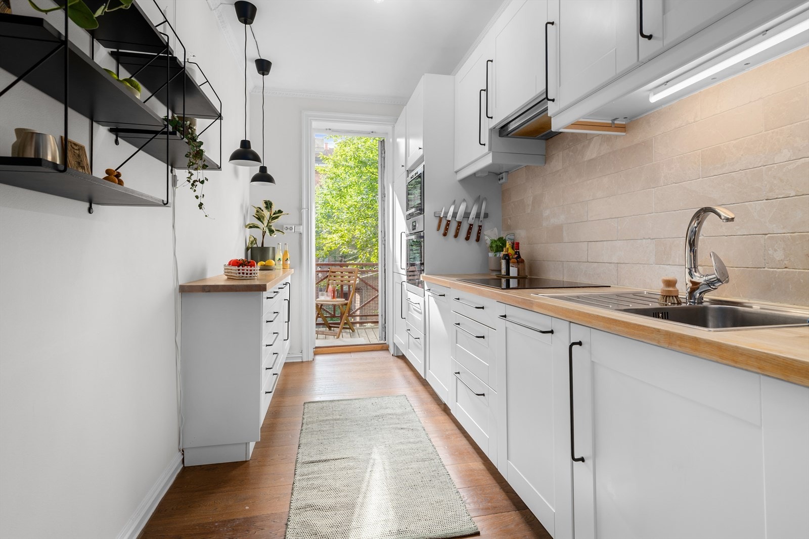 Kjøkkenet fra IKEA har lyse, lettprofilerte fronter og godt med skap- og benkeplass. Galleribilde