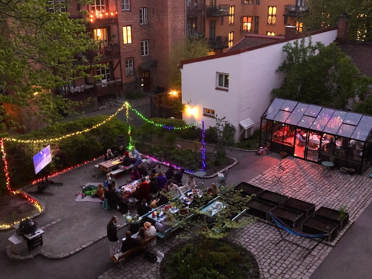 Melodi Grand Prix vises på storskjerm i bakgården. Galleribilde