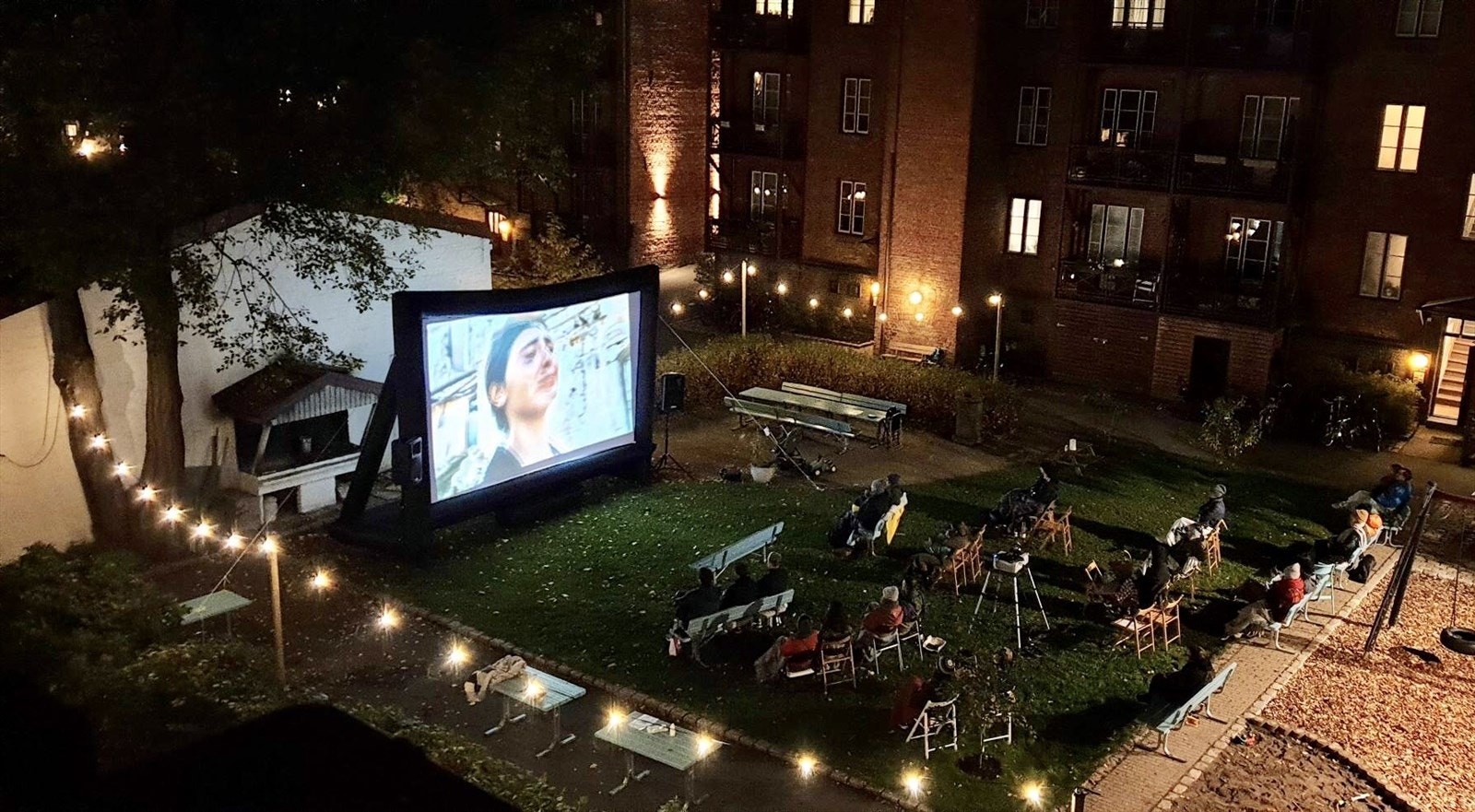 Pledd og pils en tidlig høstkveld med Cinema Paradiso på storskjerm. Galleribilde