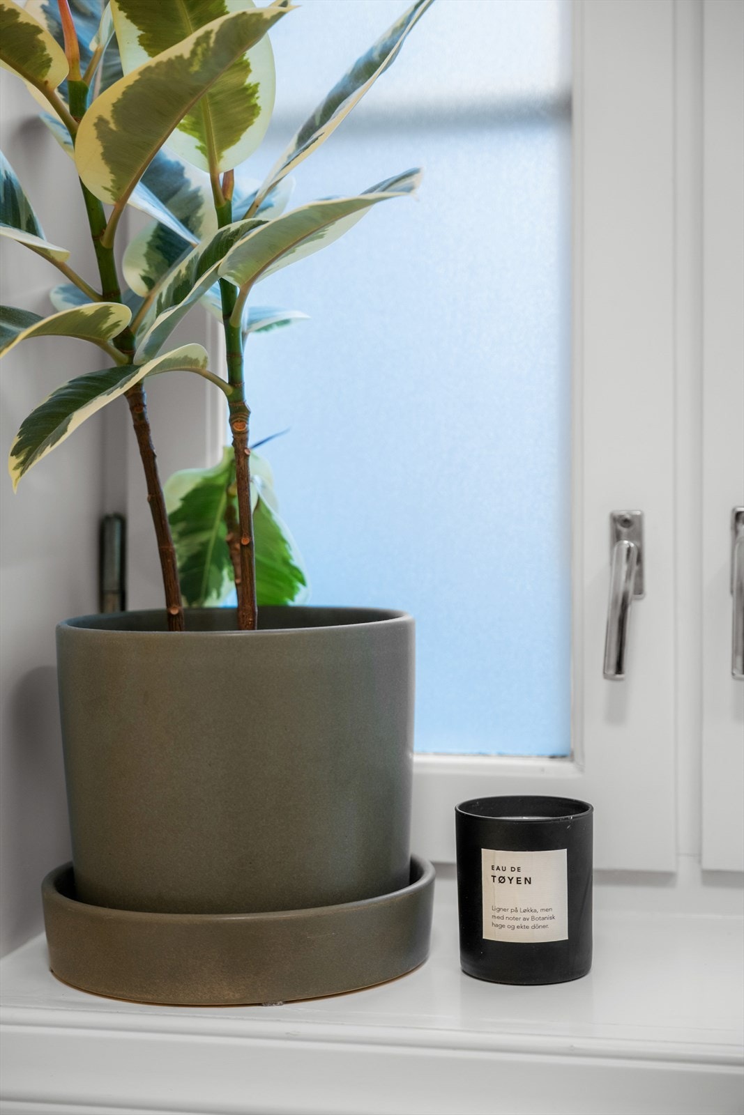 Vinduer sørger for god lufting av rommet og den brede vinduskarmen er fin oppbevaringsplass for planter og dekorative interiørdetaljer. Galleribilde