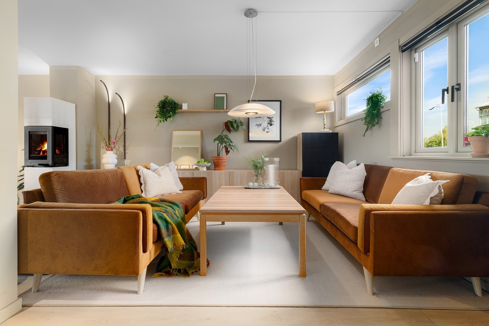 Den store gulvflaten gir mulighet for å innrede flere soner. Sofakroken finner sin naturlige plass i den ene enden av rommet. Galleribilde