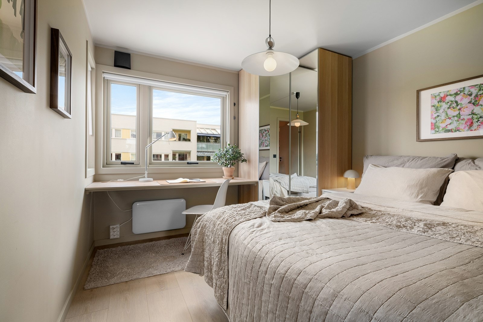 Soverom 1 - Her er vegger og vinduer malt i curious minds og humble yellow fra Jotun. Rommet er i dag benyttet som et gjesterom/ hjemmekontor. Galleribilde