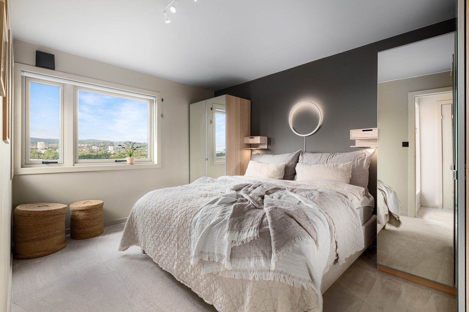 Leilighetens store hovedsoverom gir deg en deilig hotell-følelse! Galleribilde