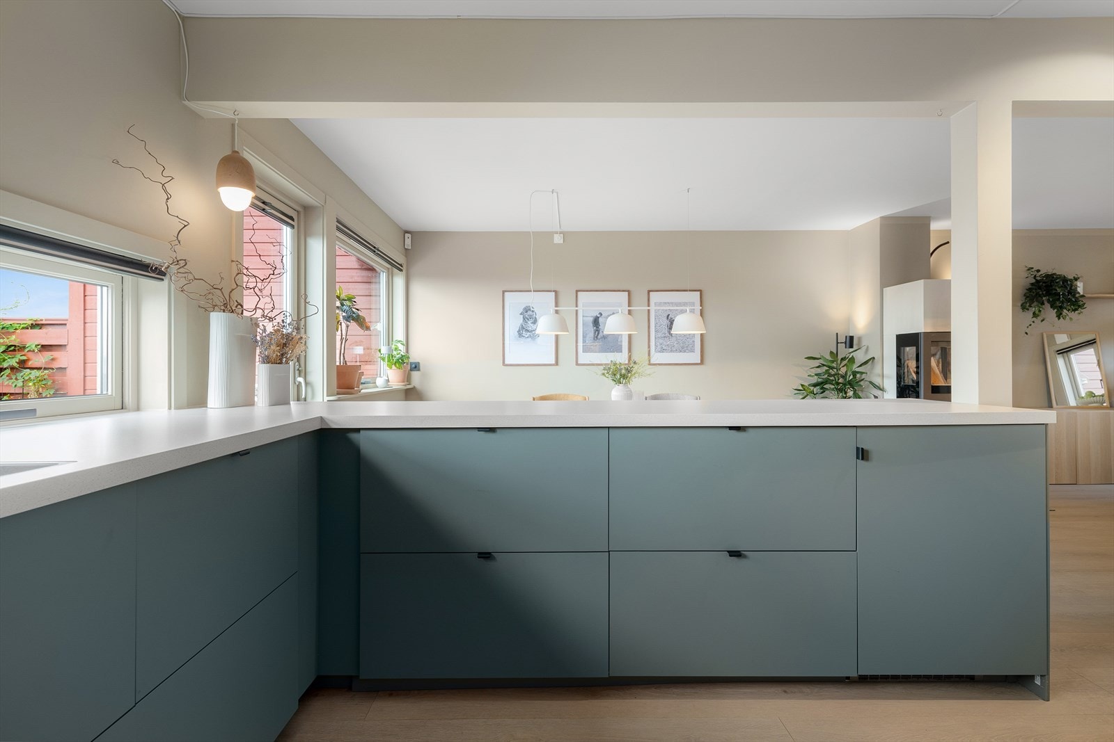 Ved å innrede med få overskap og flere underskap får man mer luft og åpenhet på kjøkkenet. Den ekstra lange benkeplaten blir også et perfekt sted for dine gjester å mingle rundt. Galleribilde