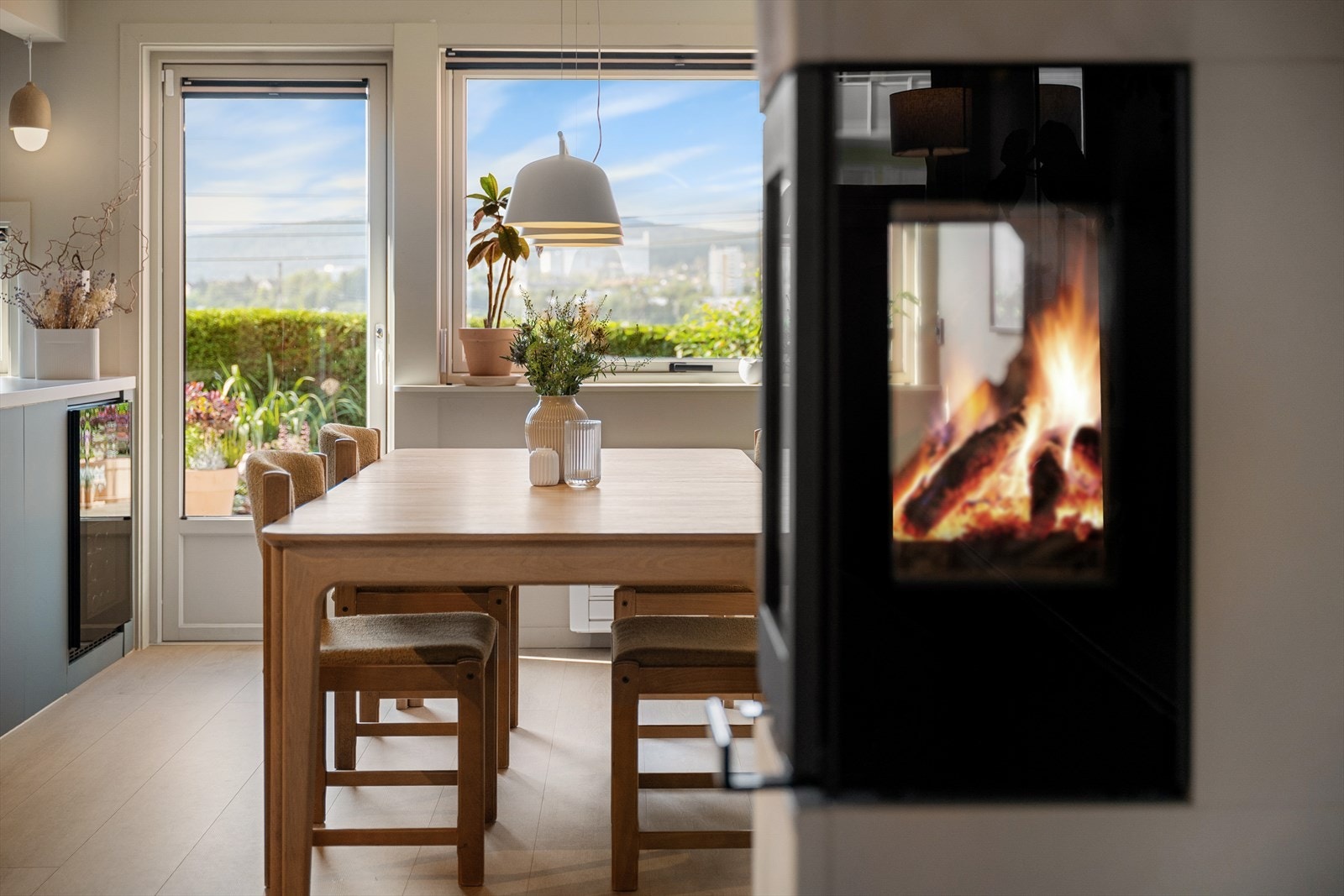 En peis med glass på tre sider gir deg godt innsyn til flammene fra flere vinkler. Galleribilde