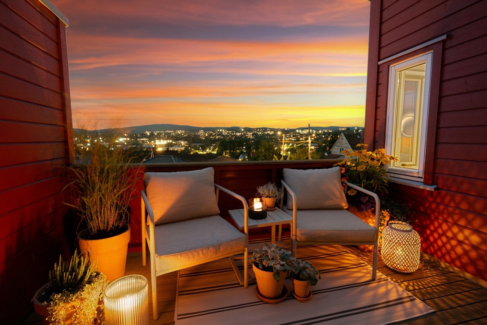 "Takterrassen er helt usjenert, og fantastisk for å nyte himmelen vi har så mye av her oppe, og de vakre solnedgangene som på høysommer er så sent som klokken 22.00. På ekstra fine sommerdager har det hendt at vi har sovet der ute." Galleribilde