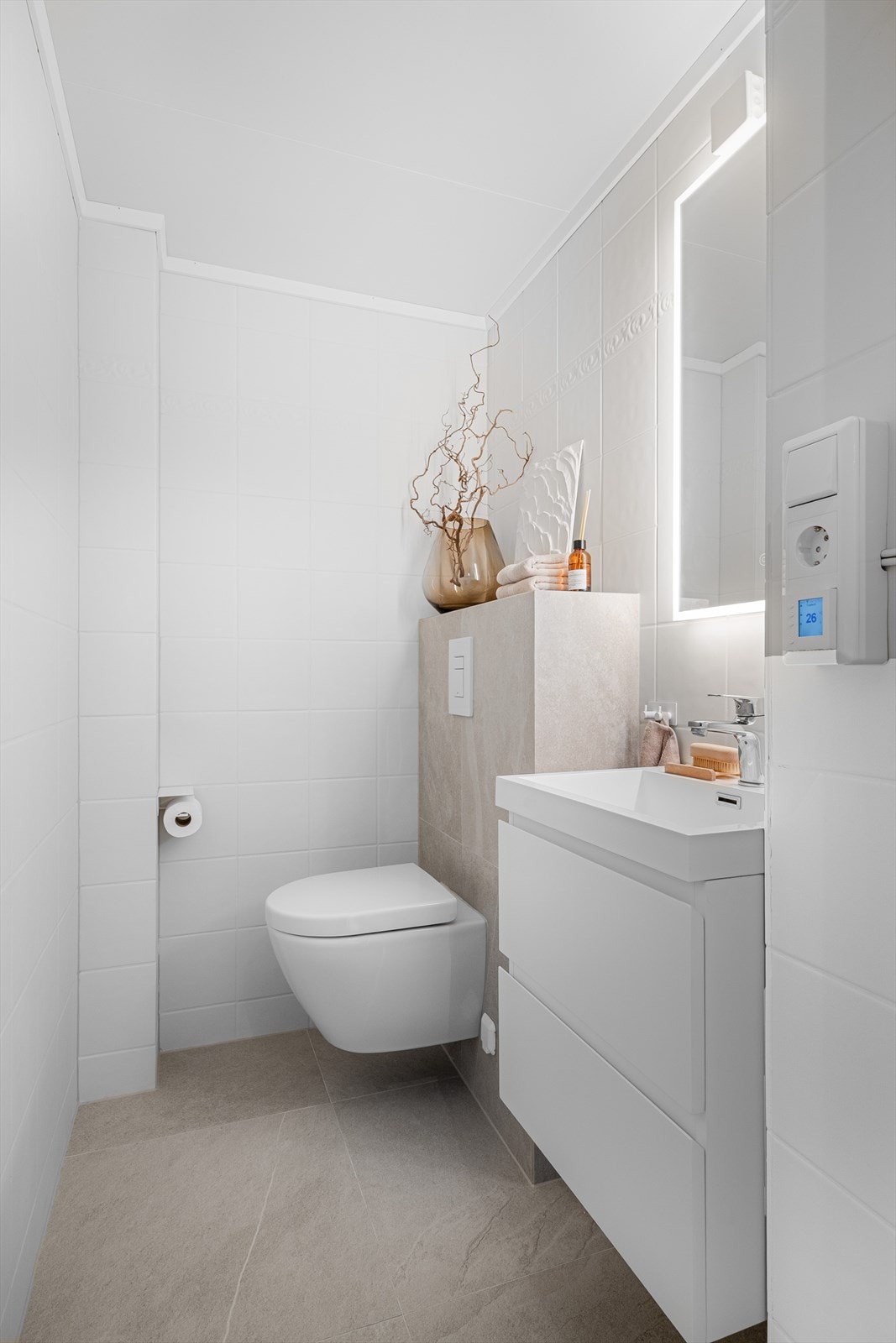 Den separate WCen ble også modernisert i 2024 med nytt sanitærutstyr. Lekkert speil med innfelt belysning. Galleribilde