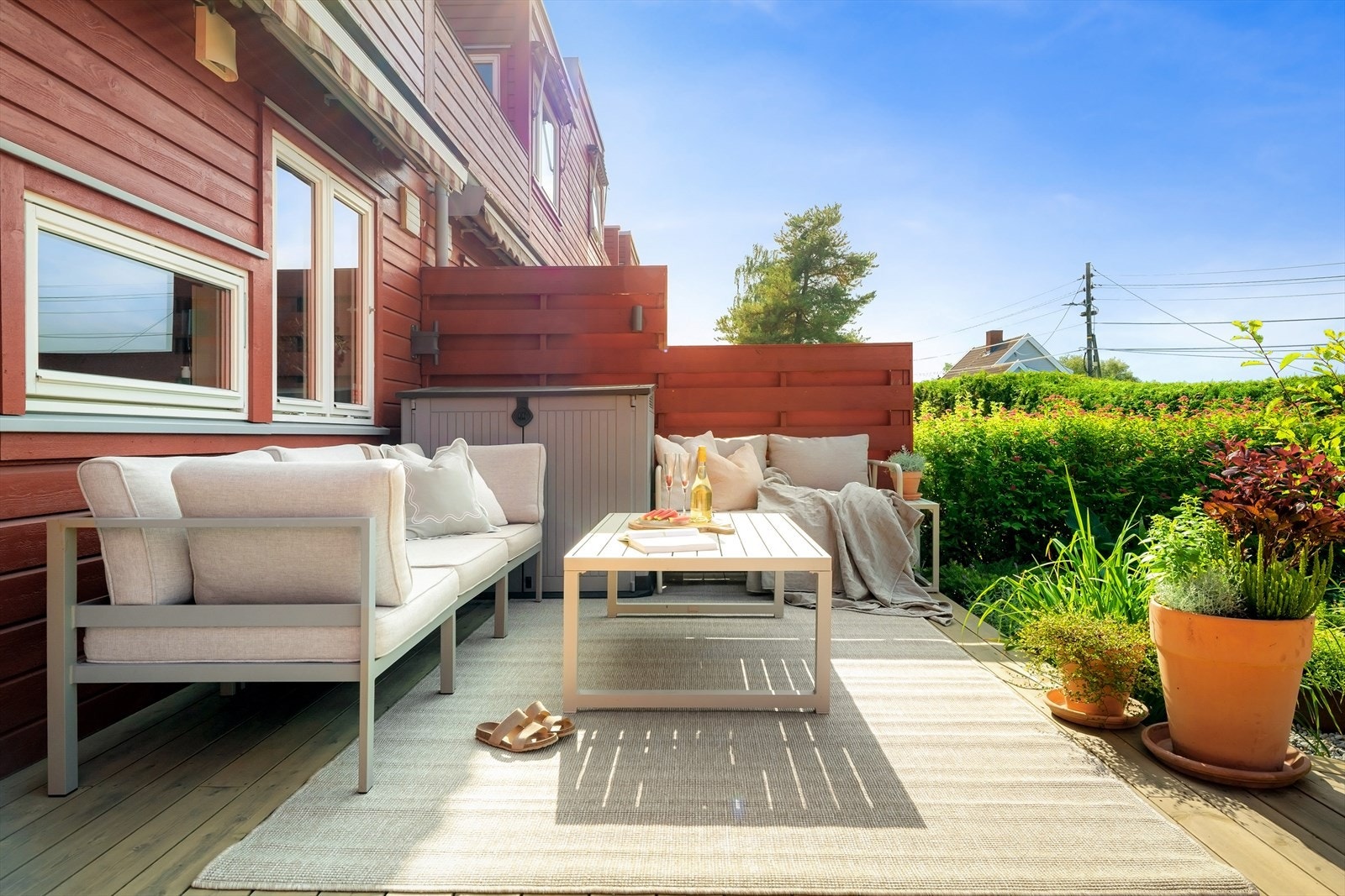 "Det er sol i hagen fra tidlig ettermiddag til sent om kvelden og et et fantastisk sted å kose seg med en bok, eller invitere venner over. " Galleribilde