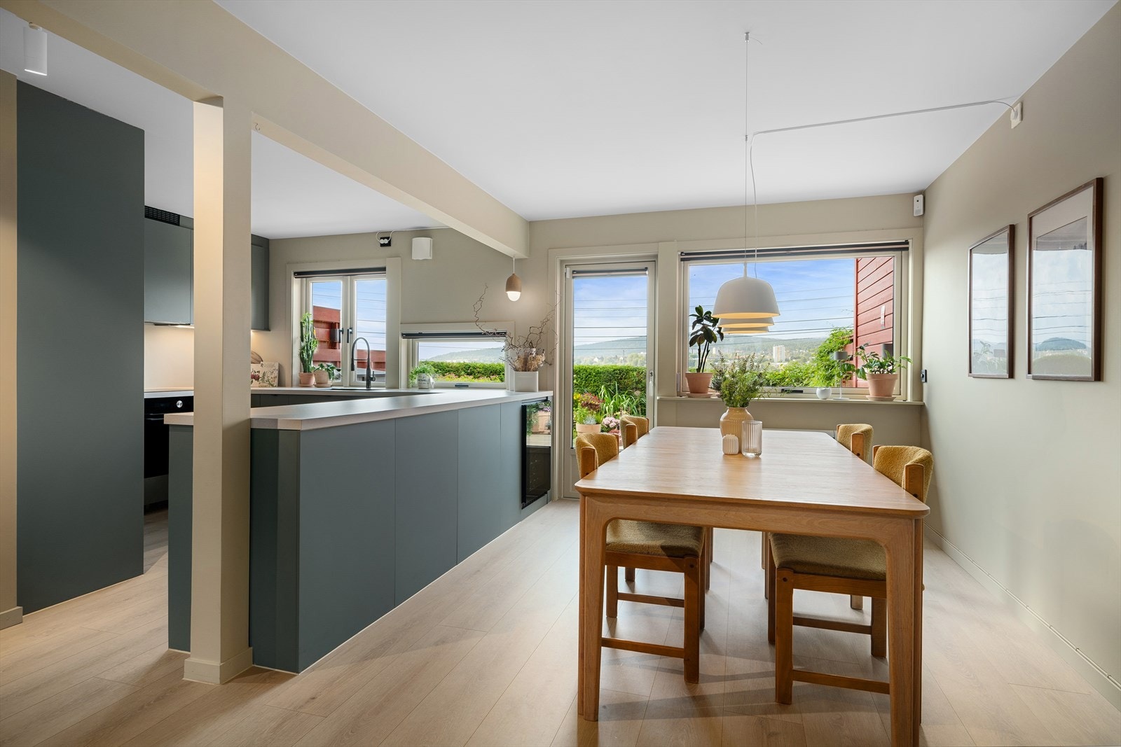 Den åpne og sosiale planløsningen er perfekt for deg som liker å samle venner og familie til hyggelige sammenkomster. Galleribilde