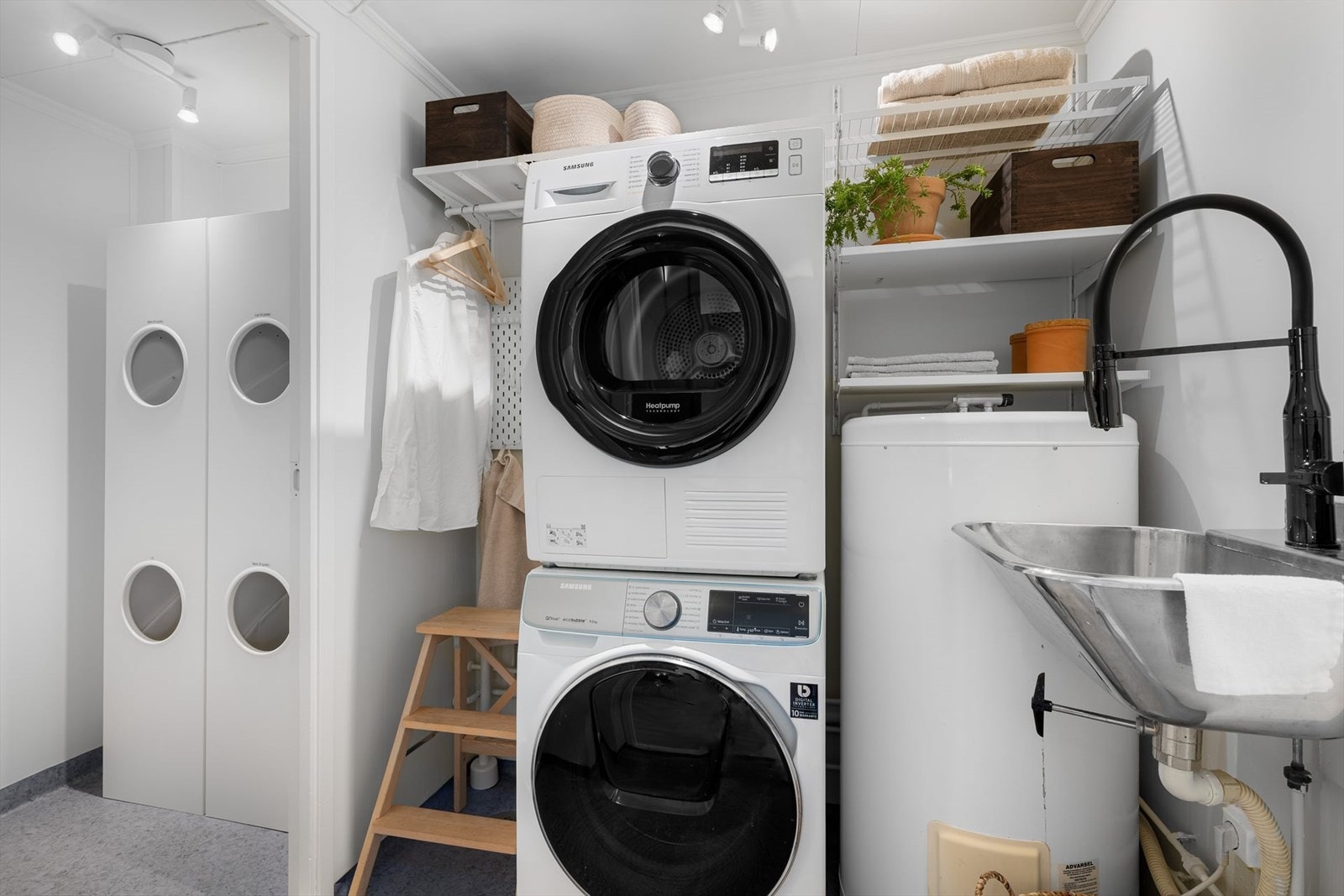 I den ene delen av vaskerommet er det tilrettelagt for innredning av et WC-rom. I den andre delen er varmt vannsbereder plassert og det er plass til vaskesøyle. En praktisk utslagsvask har du også her. Galleribilde