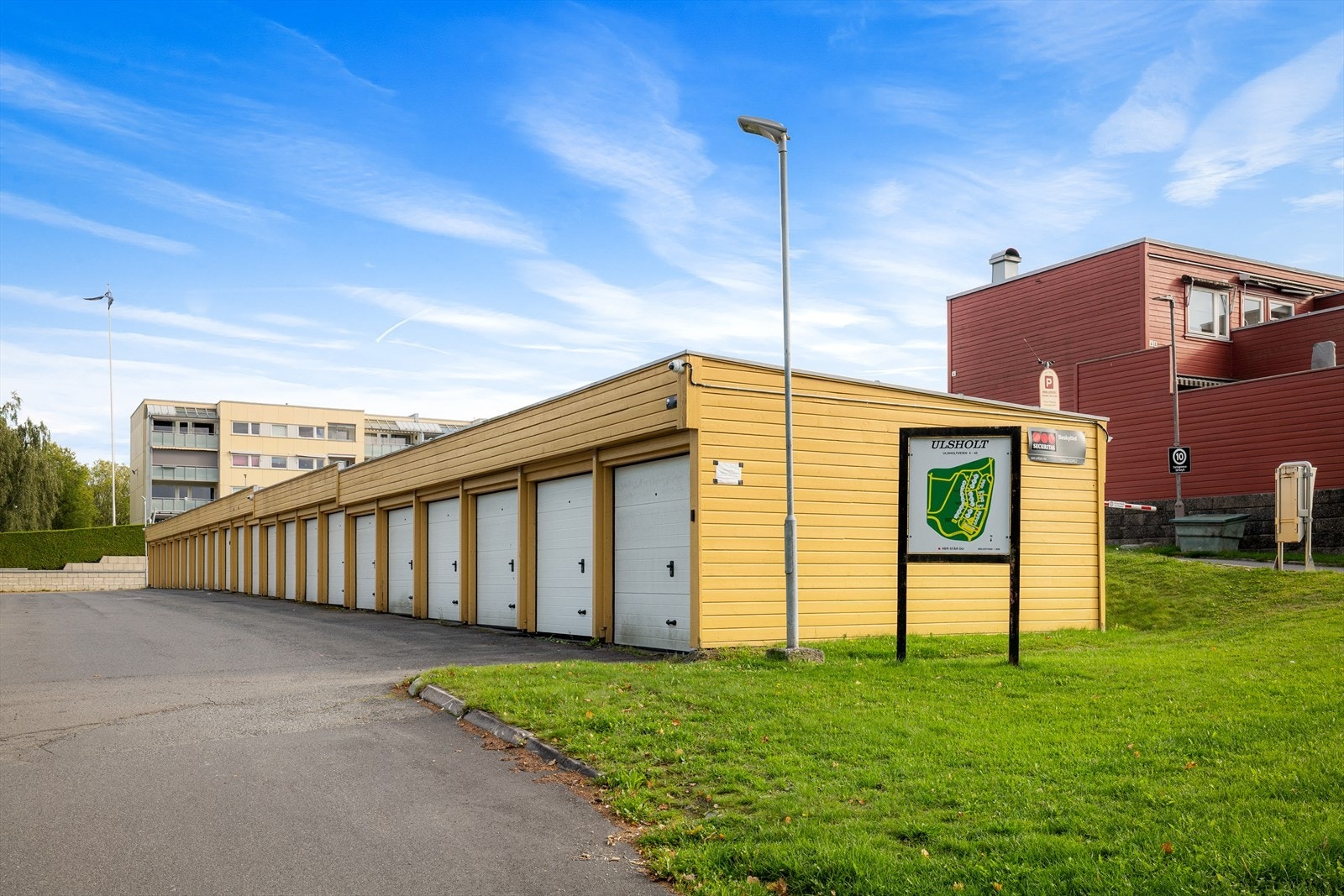 Det følger en biloppstillingsplass i garasjerekke med fjernstyrt leddport, montert ny i 2018. Opplegg for individuelt ladepunkt for el-bil. Dersom man ønsker, er det også mulig å leie garasje i underjordisk parkeringsanlegg i borettslaget. Galleribilde