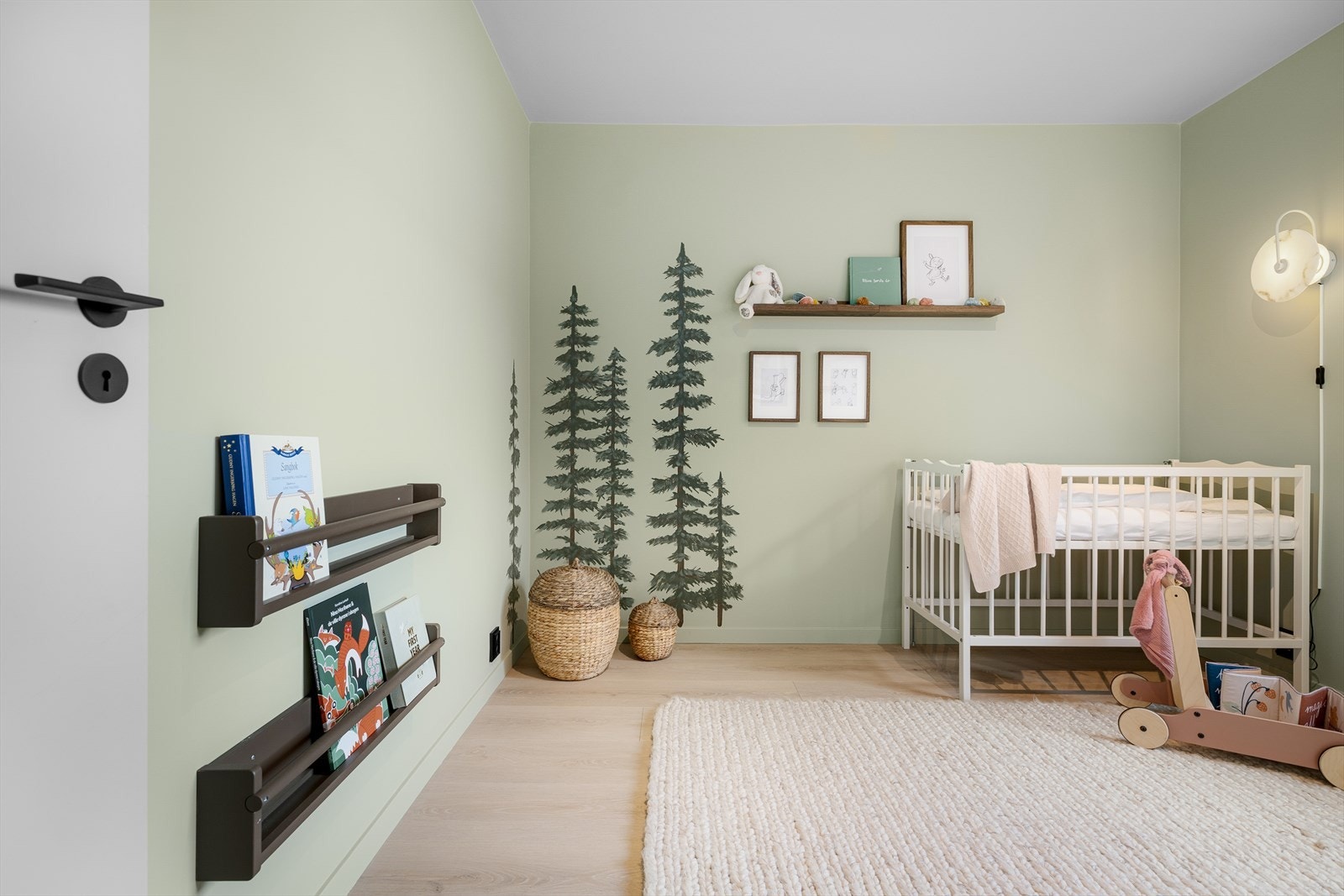 Soverom 2 - Rommet er i dag benyttet som barnerom. Veggene er malt i pale green og humble yellow fra Jotun. Galleribilde