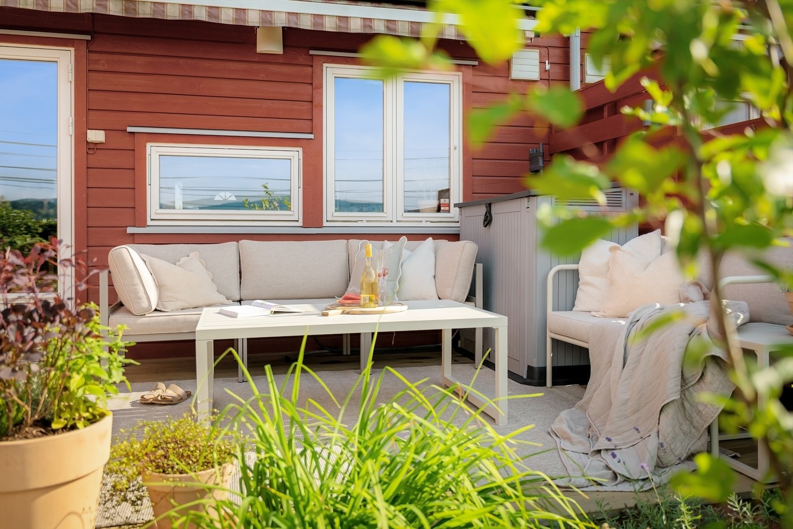 Sommer = Utekos! Her spiser vi lunsj, brunsj, middag, og drikker vin på kvelden! Galleribilde