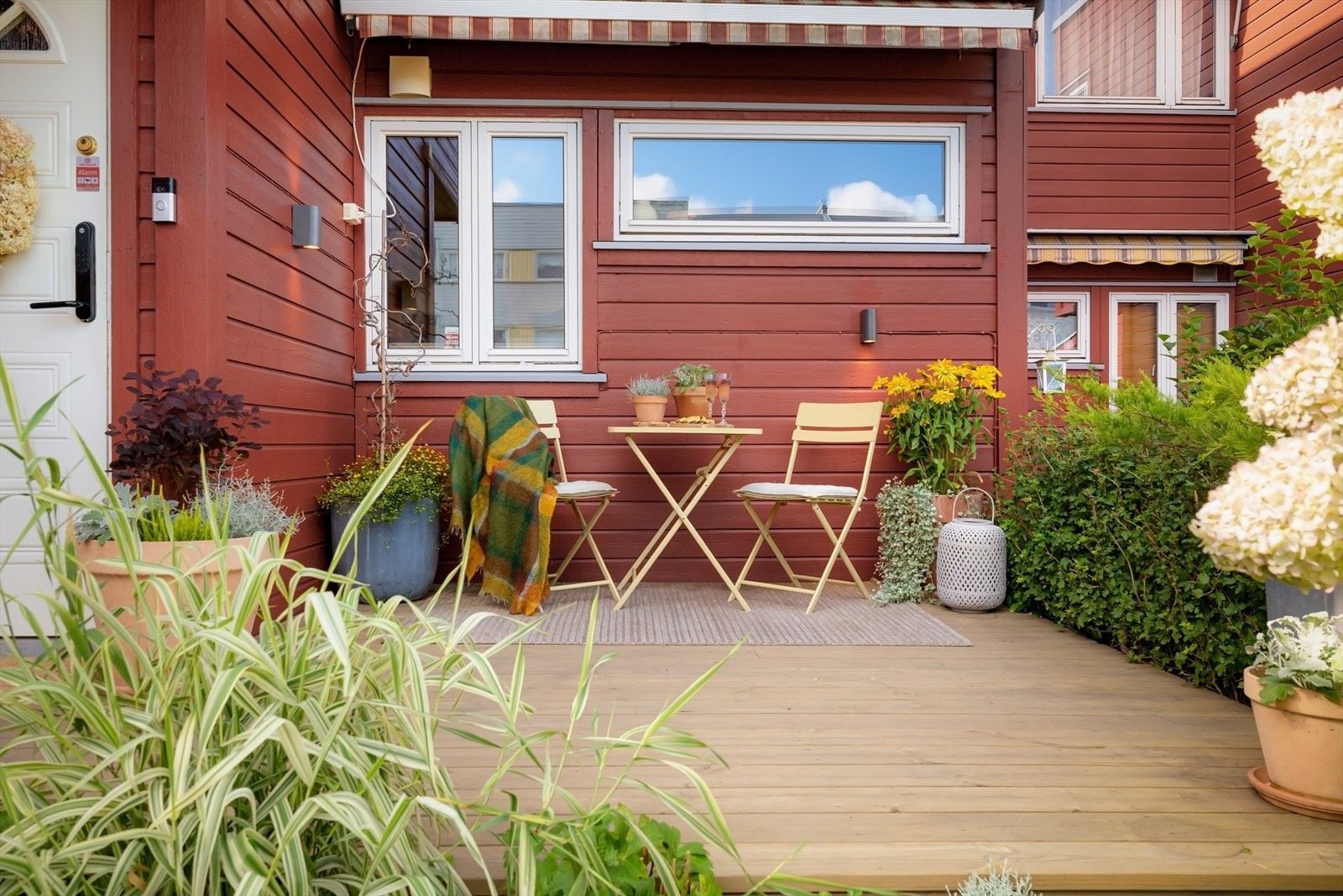 "Vi er svært glad i uteområdene til boligen. På denne terrassen er det full sol fra tidlig, tidlig om morgenen og dette er et perfekt sted å nyte en kaffekopp sammen med frokosten." Galleribilde