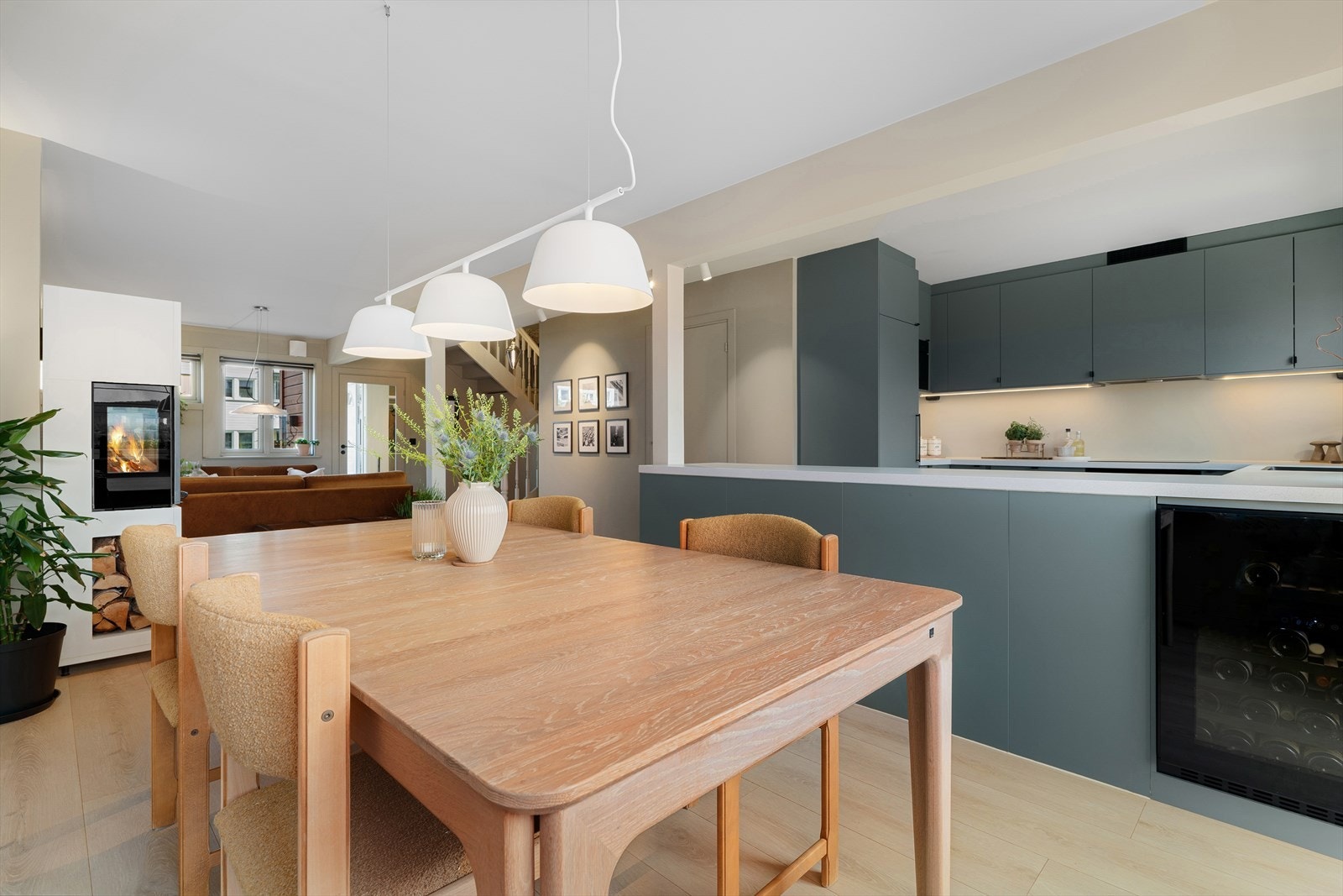 Her er det plass til et stort spisebord og mange gjester til bords. Galleribilde