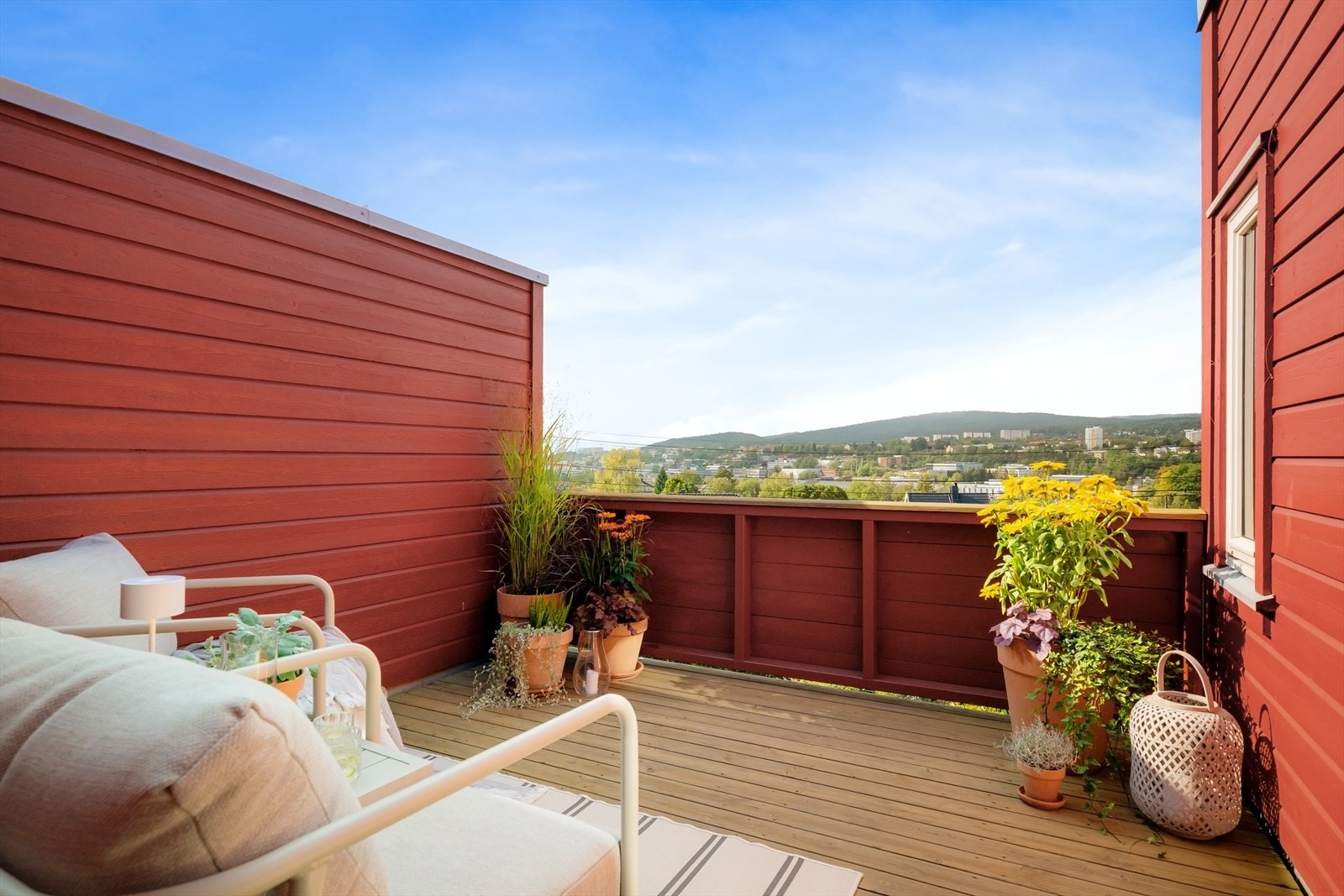 Her er det god plass til en stor sittegruppe og uteplanter. Galleribilde