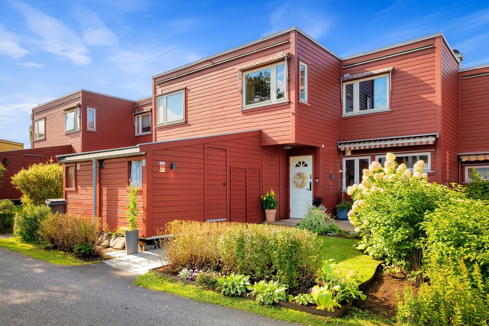 De koselige rekkehusene i Ulsholtveien 4 er en godt bevart hemmelighet for Oslofolk flest. Omkranset av fine naturtomter og frodige hageparseller får man virkelig følelsen av å bo landlig, men samtidig veldig sentralt. Galleribilde