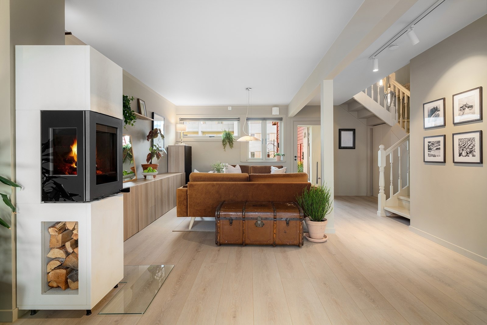 Boligen er omfattende modernisert i årene 2021-25 med bl.a nymalte overflater, nye laminatgulv og en moderne peisovn som troner i midten av rommet. Denne sammen med en Fujitsu varmepumpe sørger for en behagelig innetemperatur året rundt. Galleribilde