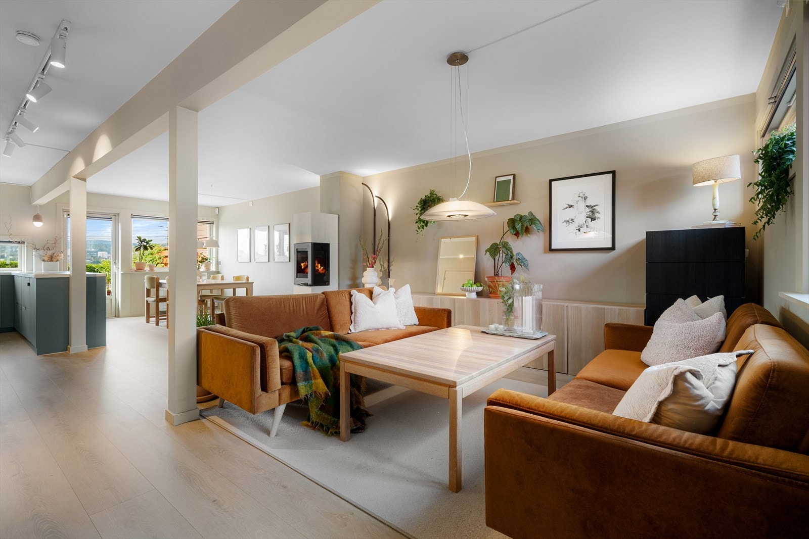 Naturtoner er stikkordet for husets innvendige fargepalett. Veggene i hovedetasjen er malt i fargene curious mind og humble yellow og taket i kokos fra Jotun. Galleribilde