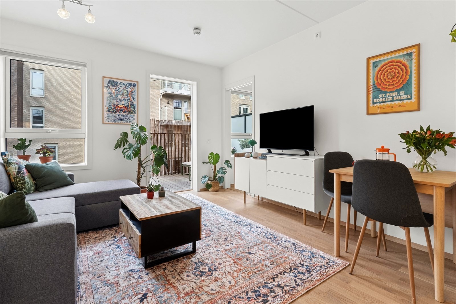 Det er plass til både sofakrok og spisebordløsning. Galleribilde
