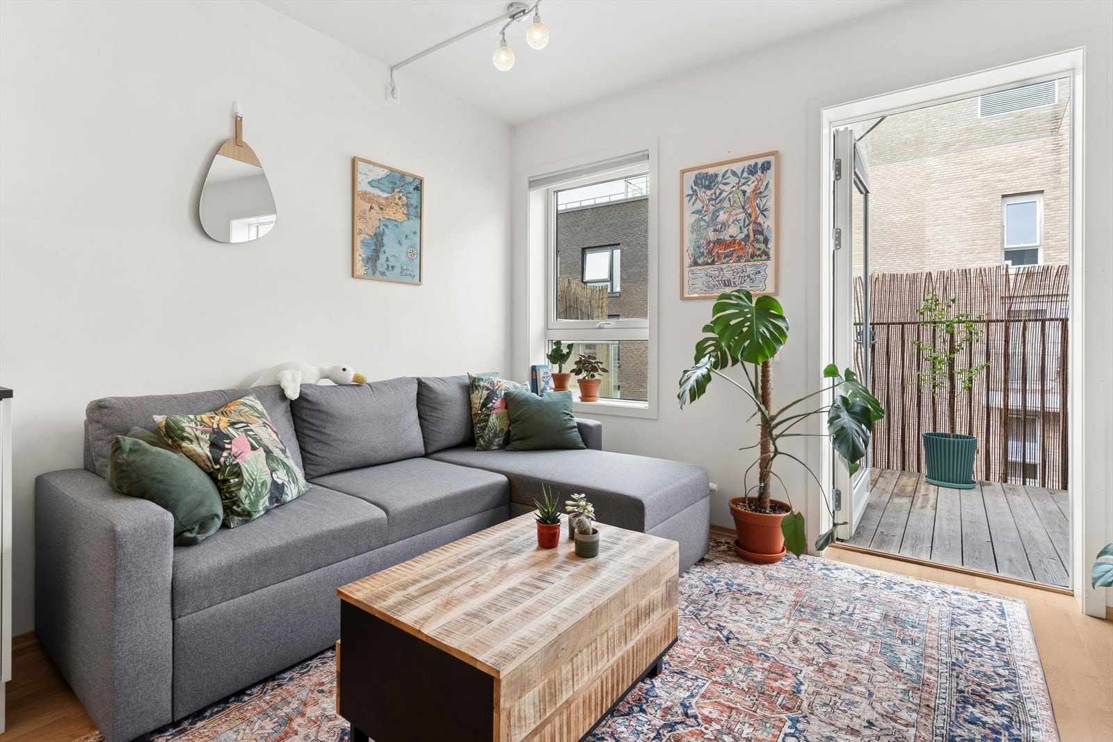 I stuen vil store vinduer slippe inn rikelig med naturlig lys. Galleribilde