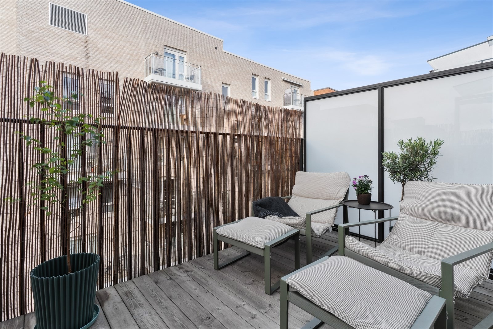 Fra stuen er det direkte utgang til en sydvestvendt balkong på ca. 7,3 m². Galleribilde
