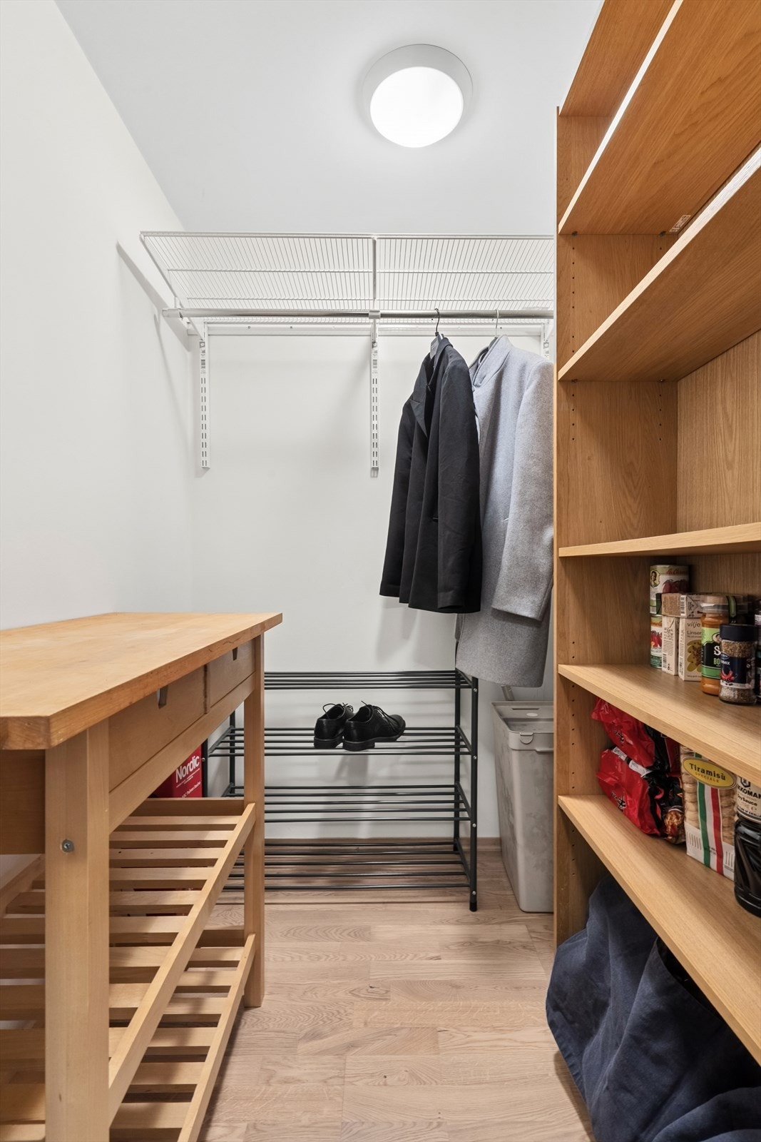 Leiligheten har en innvendig bod med flere bruksområder, enten som walk-in eller til oppbevaring. Galleribilde