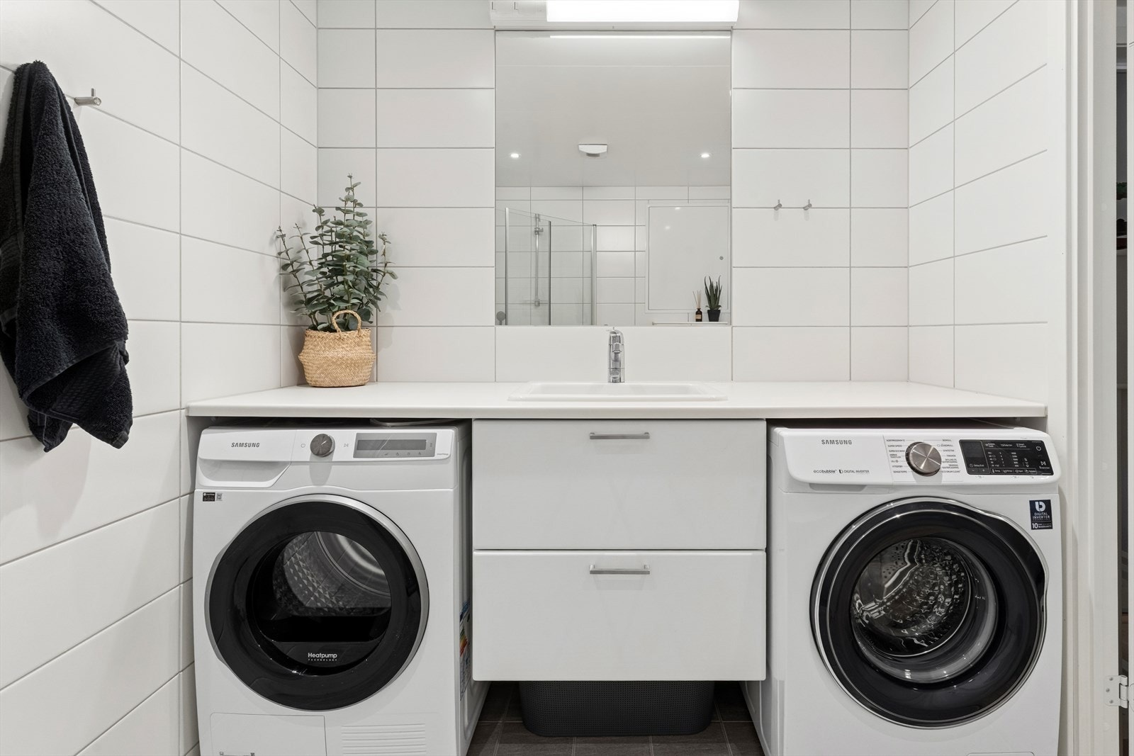 Badet kan skilte med god plass til både tørketrommel og vaskemaskin, samt godt med oppbevarings- og benkplass. Galleribilde