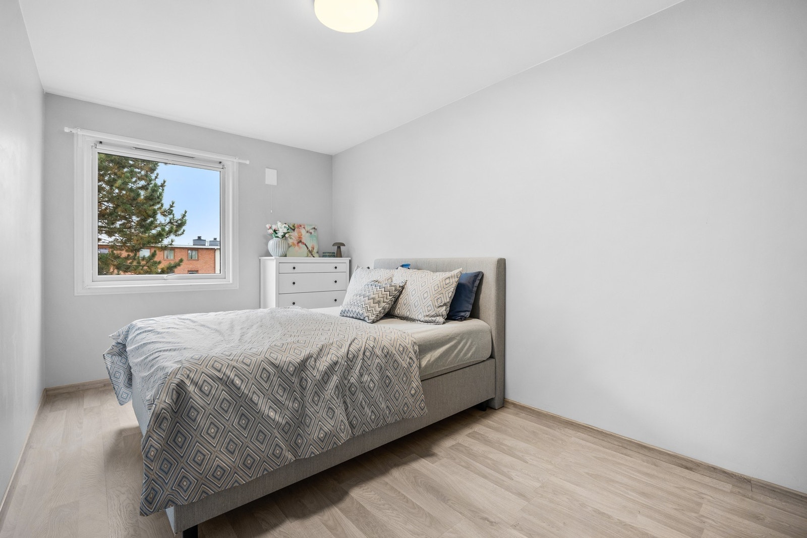 Romslig soverom med plass til dobbeltseng og øvrig møblement som f.eks. kontorløsning. Galleribilde