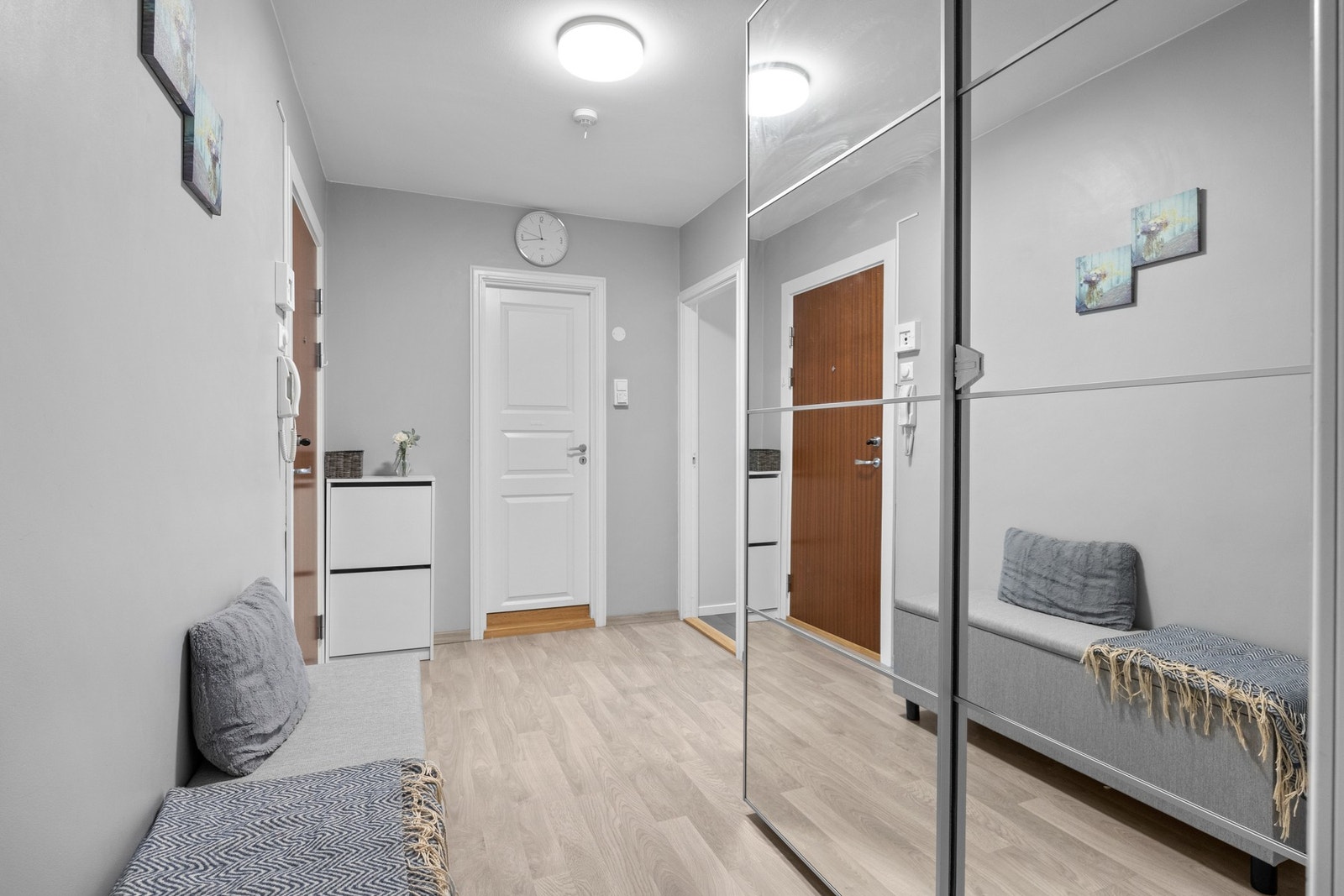 Innbydende entré . Et godt førsteinntrykk og velkomst inn i boligen. Galleribilde