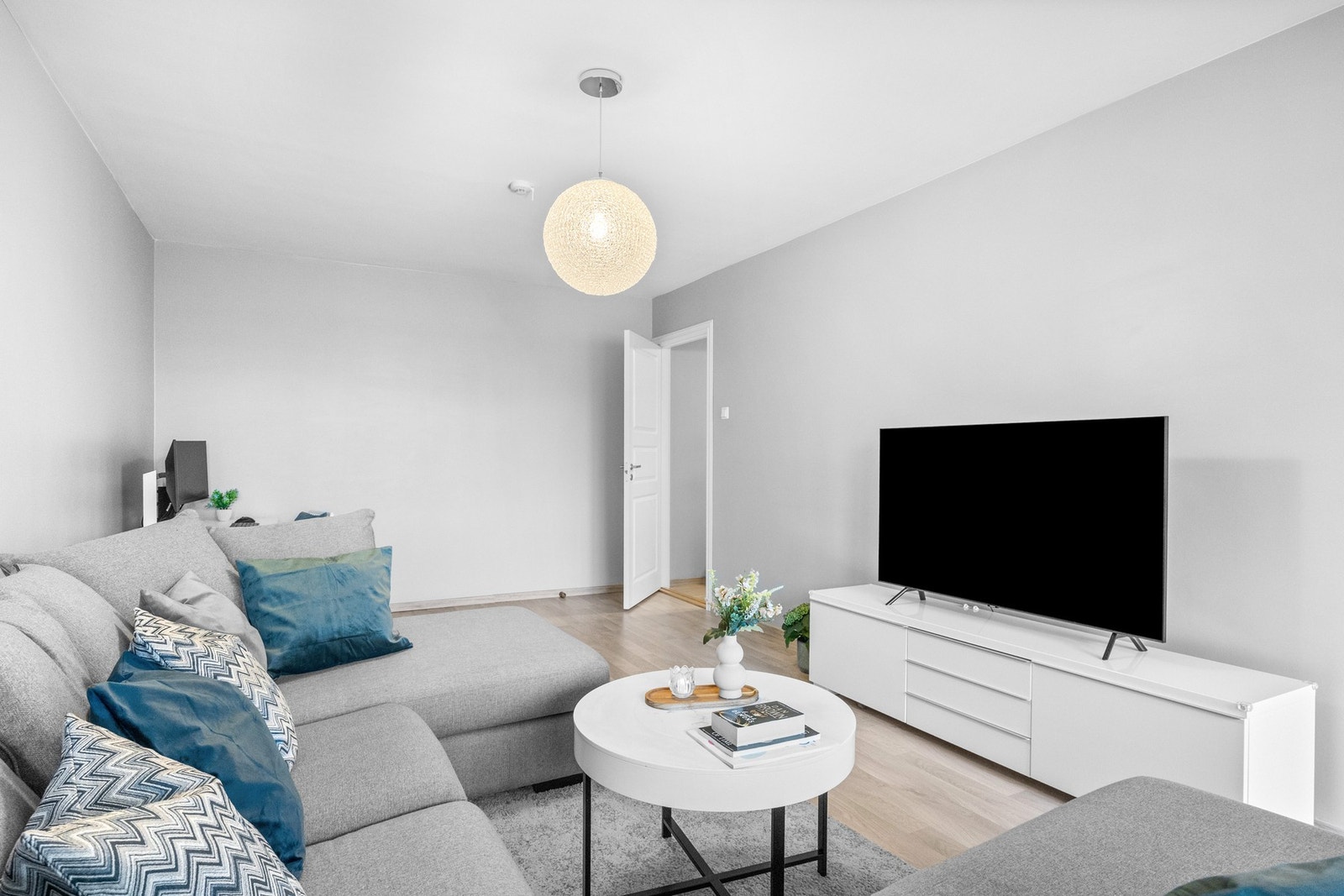 Radiator tilkoblet sentralvarme sikrer en behagelig temperatur året rundt. Kabel-TV og bredbånd fra Telenor er inkludert i felleskostnadene. Galleribilde